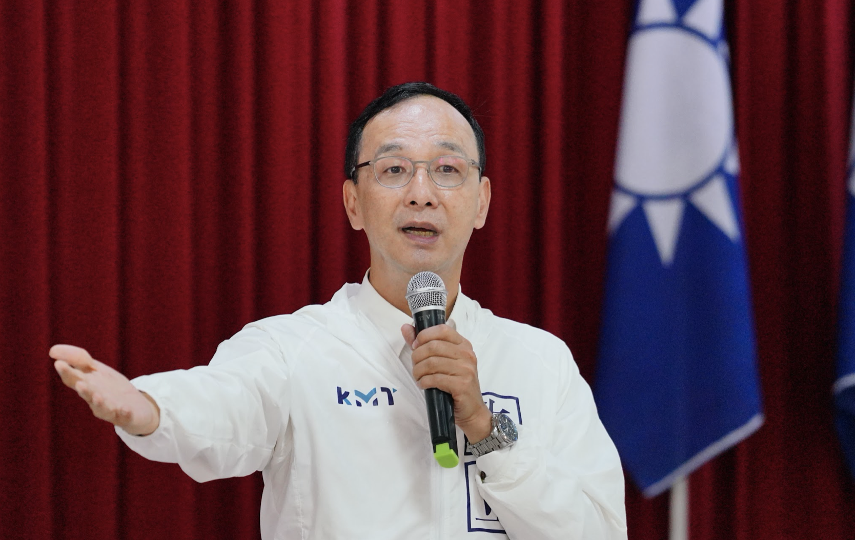 國民黨主席朱立倫尚未對柯文哲是否能為黨內小雞站台明確表態，黃暐瀚則批「邏輯錯亂」。（資料照）