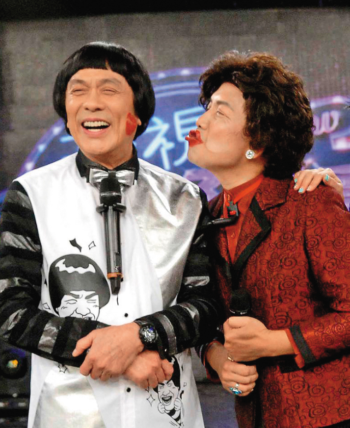許傑輝（右）模仿周遊「阿姑親幾咧」，秀場天王豬哥亮（左）OS「冷涼卡好」。（華視提供）