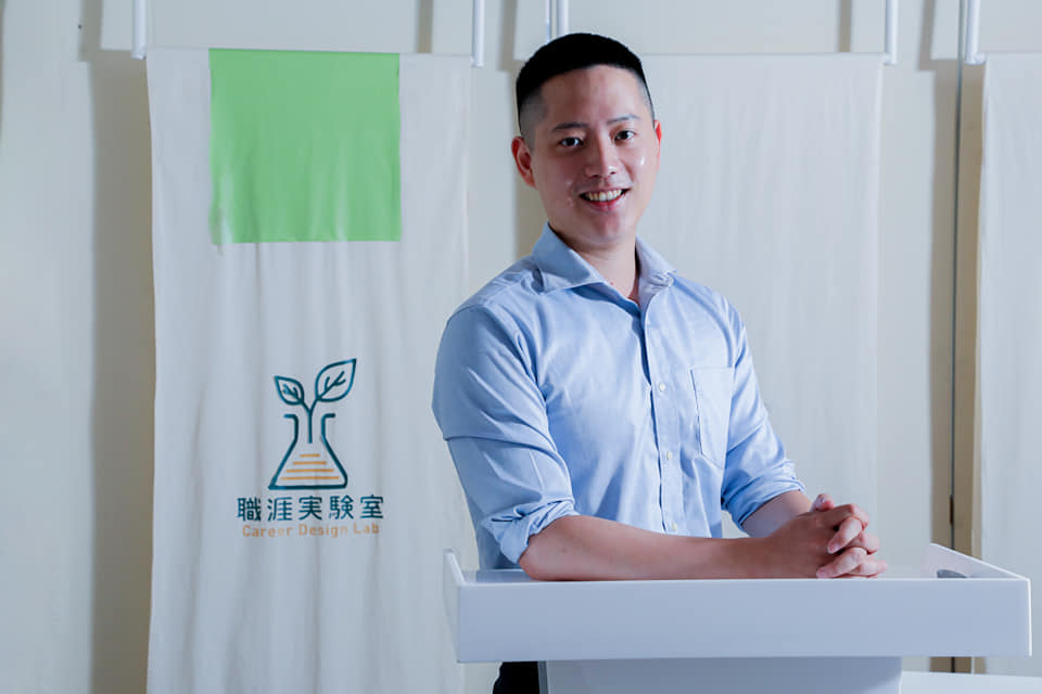 職涯實驗室創辦人何則文遭爆「PUA」一名男子，今日2篇回應文章被網友指「又在PUA」。（翻攝自何則文臉書）