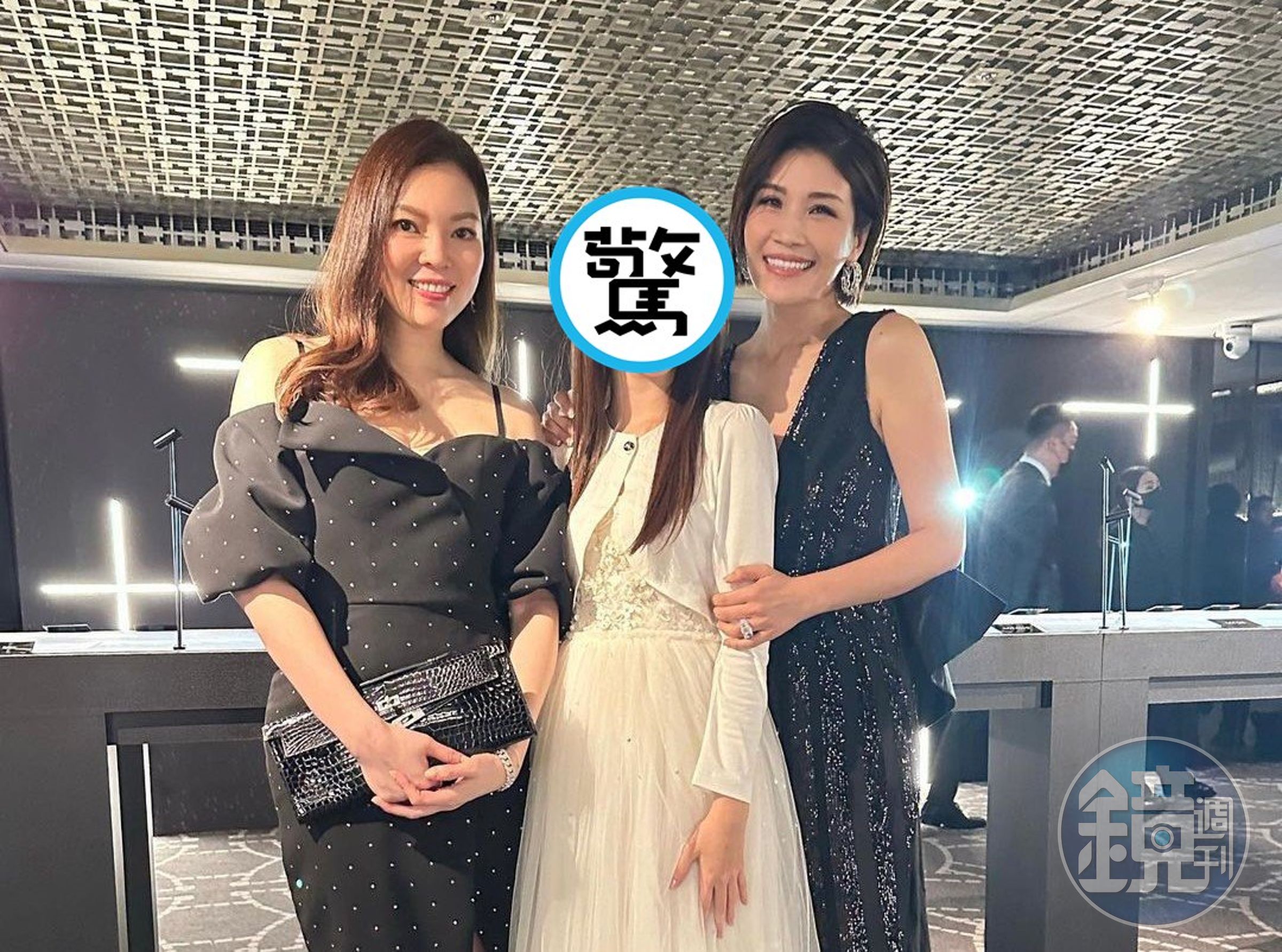 曾馨瑩(左)昨帶女兒妞妞(中)參加慈善晚宴,右為蔣雅淇。(翻攝蔣雅淇臉書)
