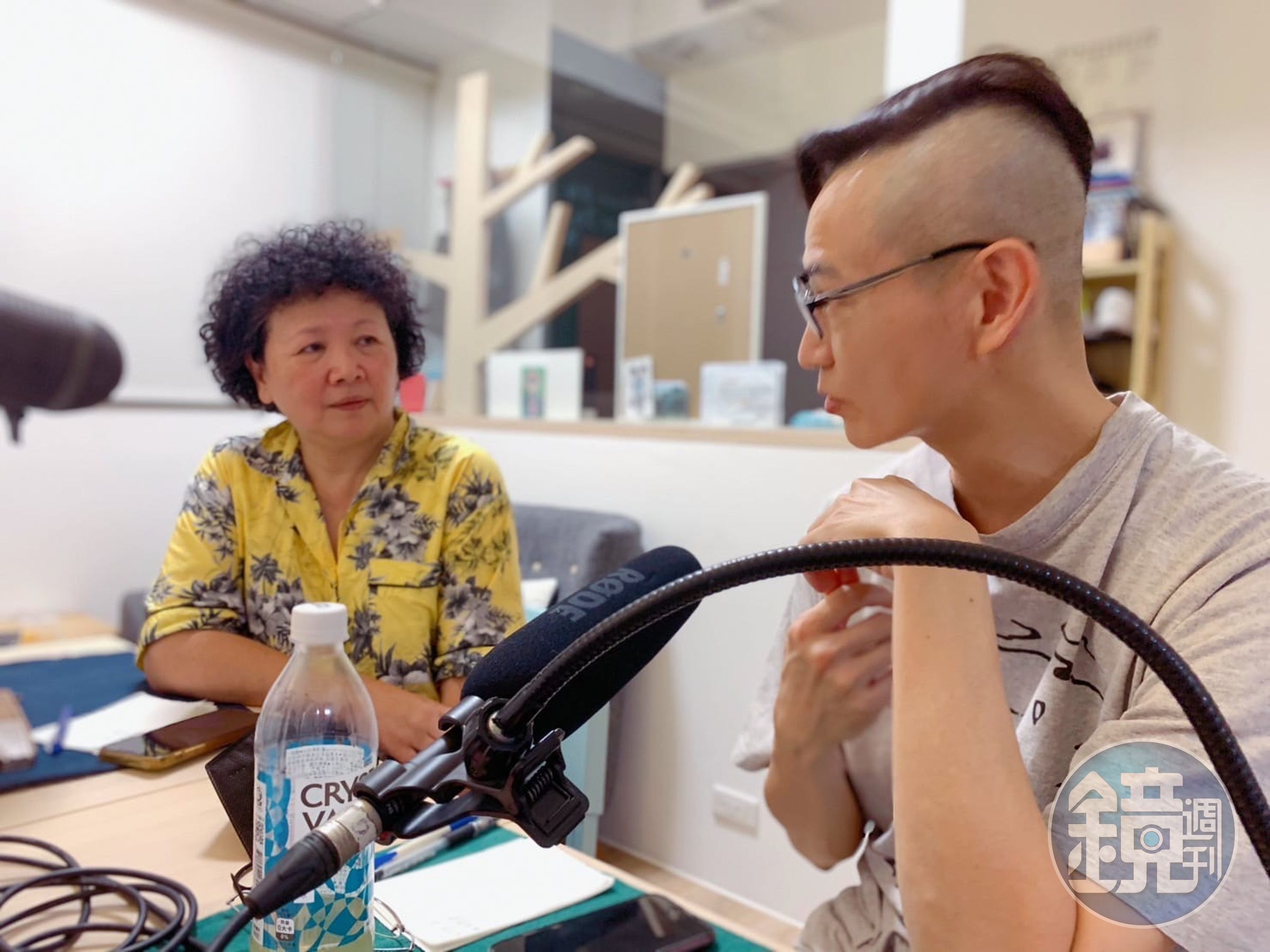王琄（左）在大愛劇場《早點回家》飾演林嘉俐嚴格的表演老師；陳金煌曾出書描述演藝圈潛規則。（翻攝自「早點回家悄悄話」podcast）