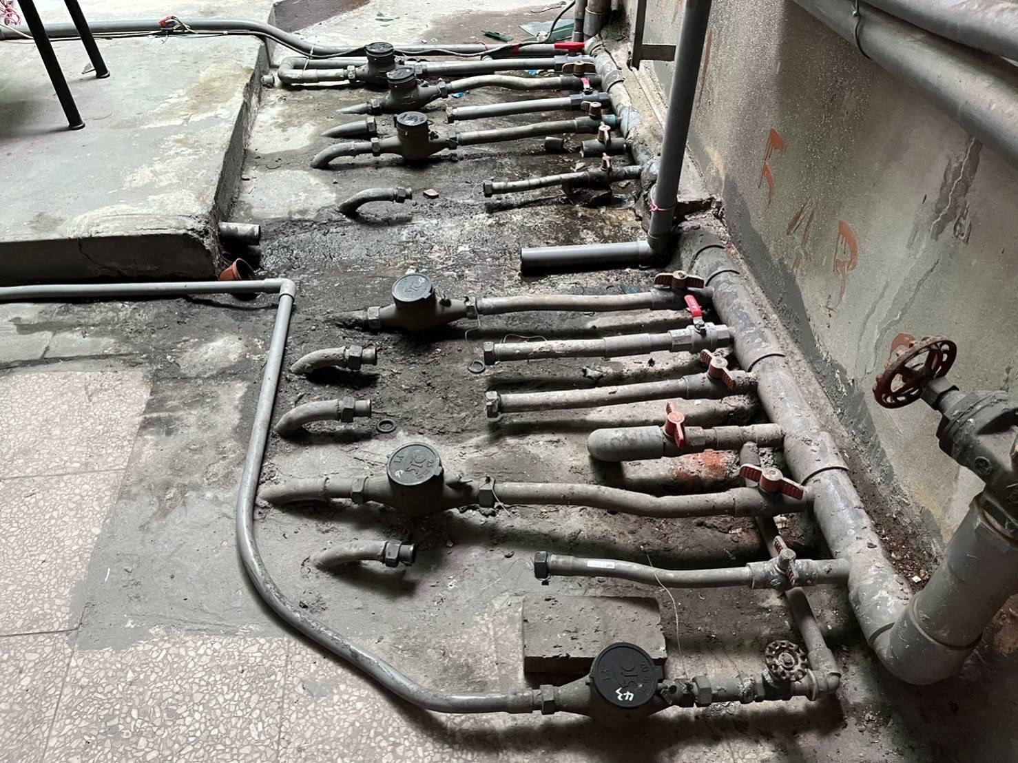 被害公寓頂樓的5顆水錶全都遭竊。（翻攝畫面）