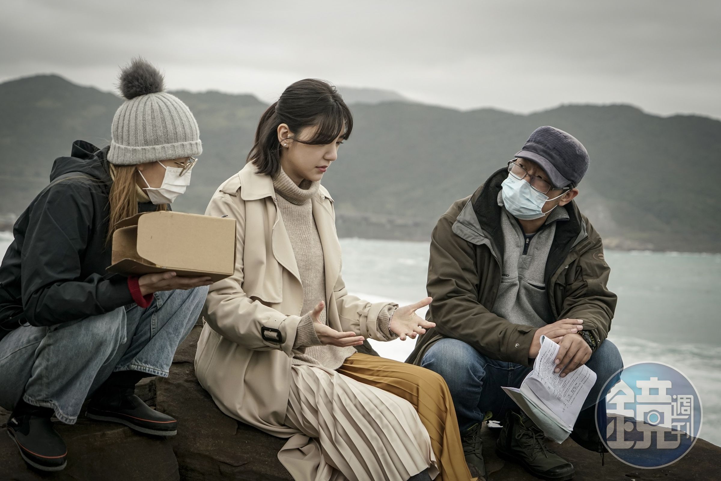 郭雪芙（中）在《因為你如此耀眼》飾演個性堅毅直率的女主角「周昕星」。右為導演洪伯豪。（時創影業提供）