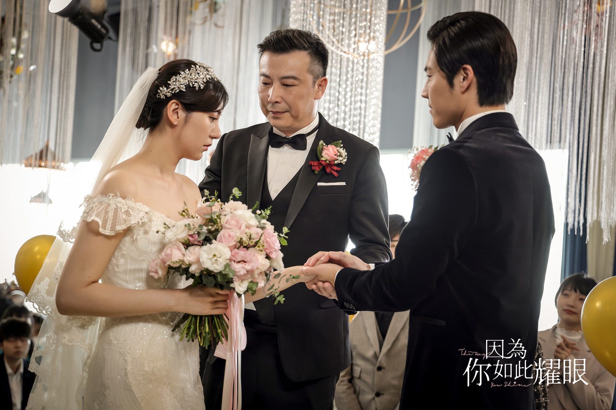 《因為你如此耀眼》邀請當年花系列小生林煒（中）客串。（時創影業提供）