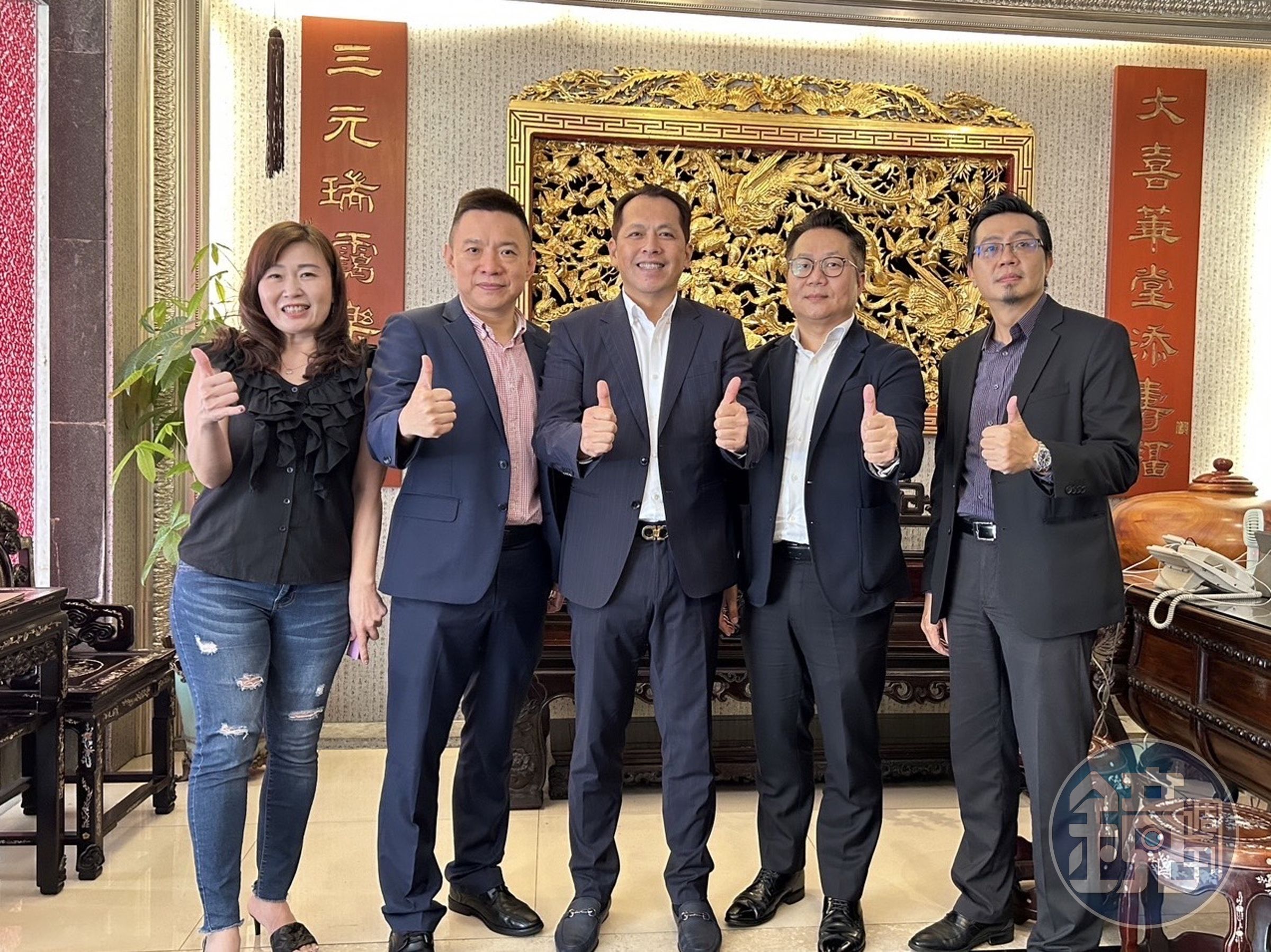 六角國際子公司王座即將掛牌,左起為六角國際執行副總王麗玉、王座國際總經理林子恒、董事長王耀輝、王座國際財務長林照峰、六角國際行政財務處副總李尚哲。(王座國際提供)