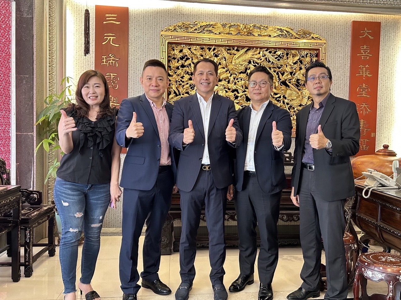 六角國際子公司王座即將掛牌，左起為六角國際執行副總王麗玉、王座國際總經理林子恒、董事長王耀輝、王座國際財務長林照峰、六角國際行政財務處副總李尚哲。（王座國際提供）