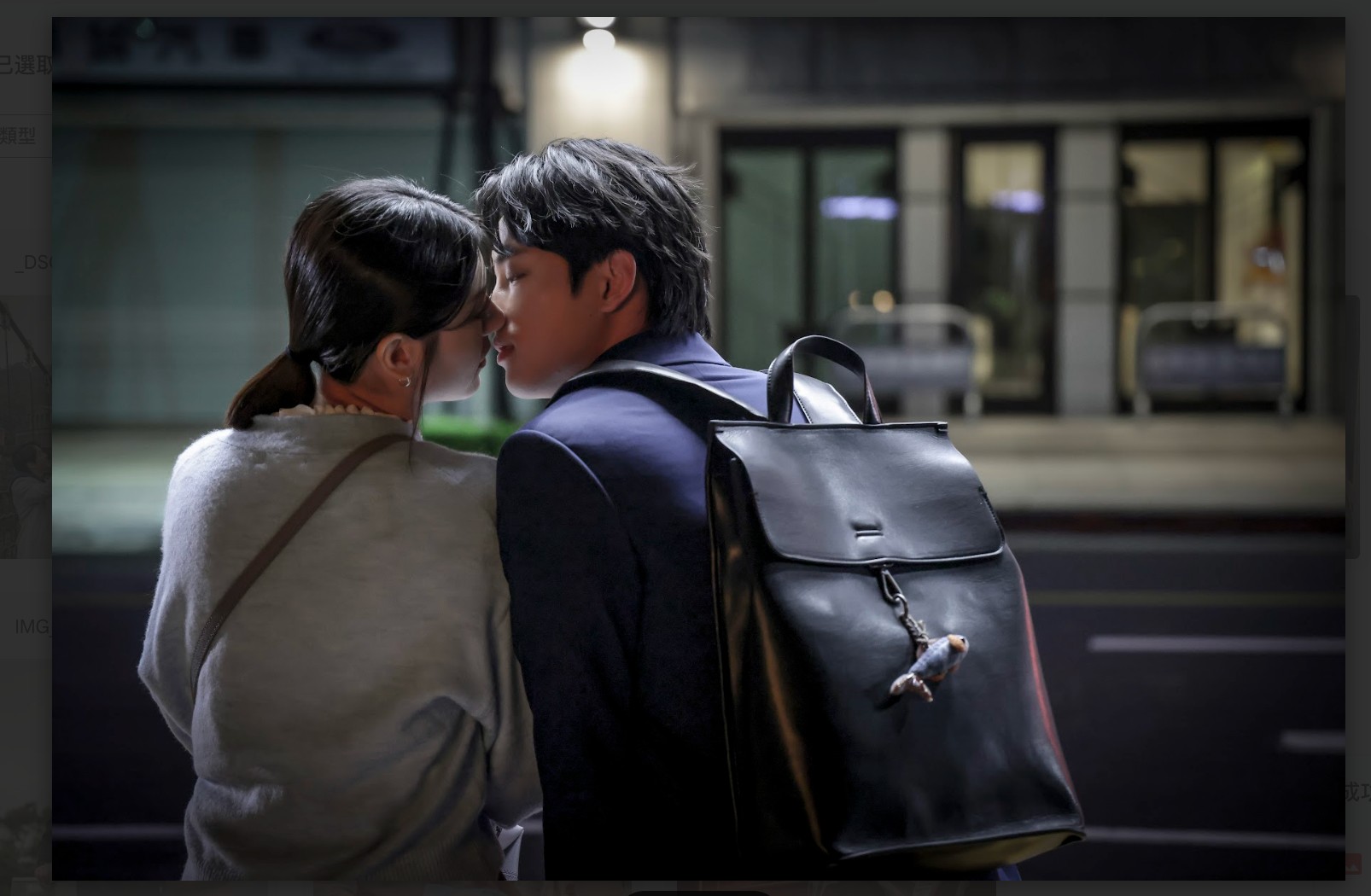 郭雪芙（左）與范少勳（右）主演的《因為你如此耀眼》，上週重播時擠進無線台80名榜單。（時創影業提供）