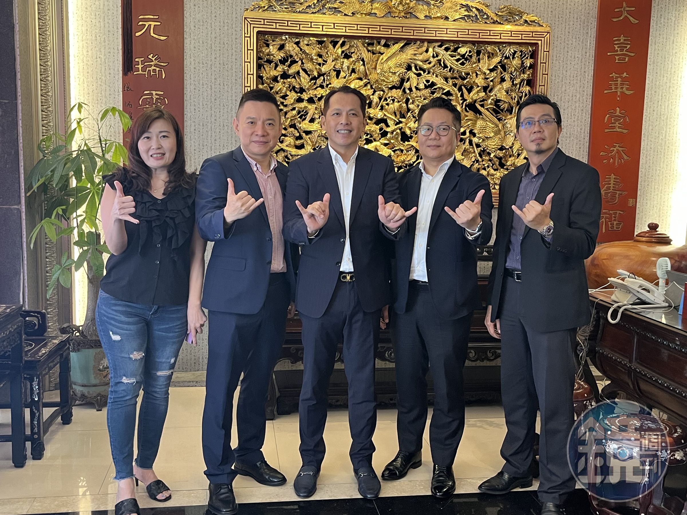 六角孵育子公司王座掛牌，董事長王耀輝（中）拚1年後轉上櫃。