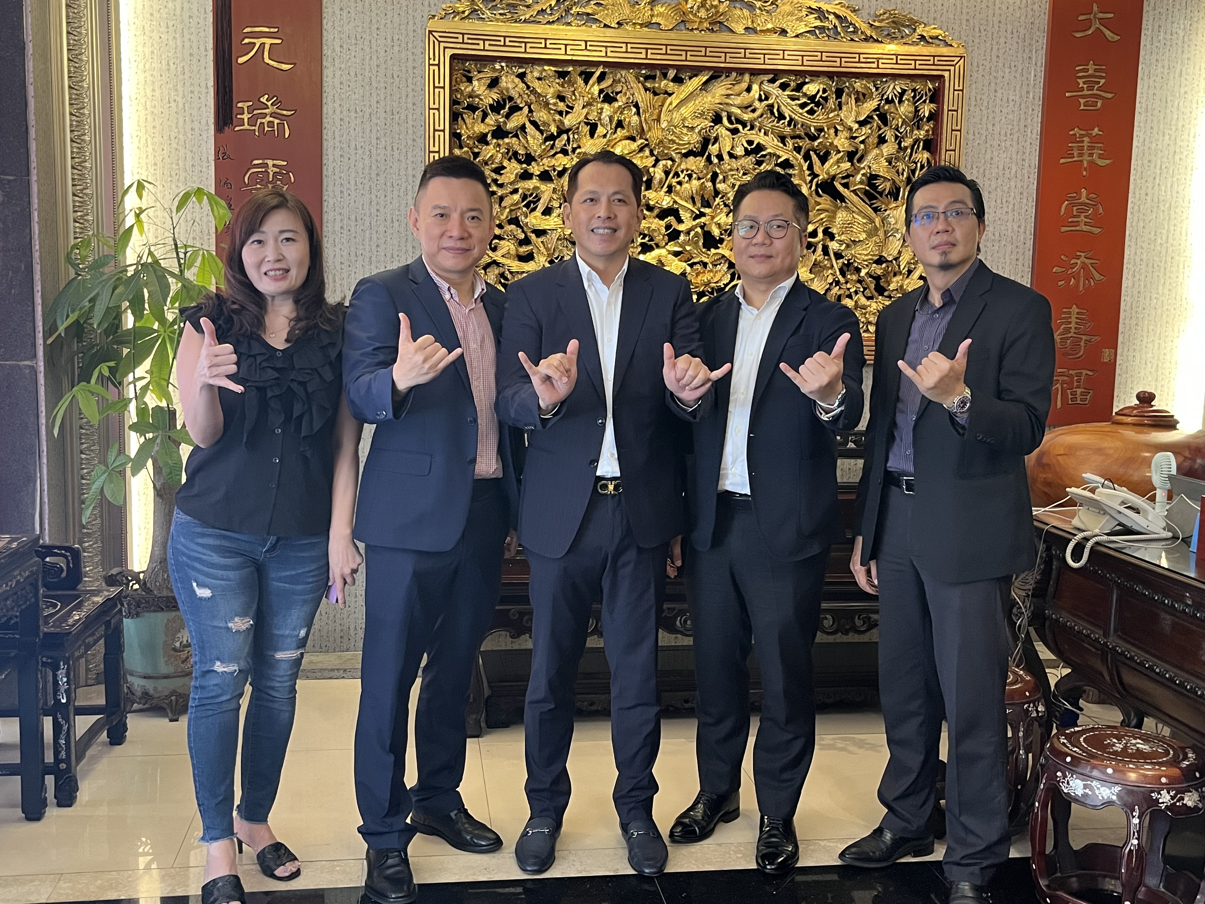 六角孵育子公司王座掛牌，董事長王耀輝（中）拚1年後轉上櫃。