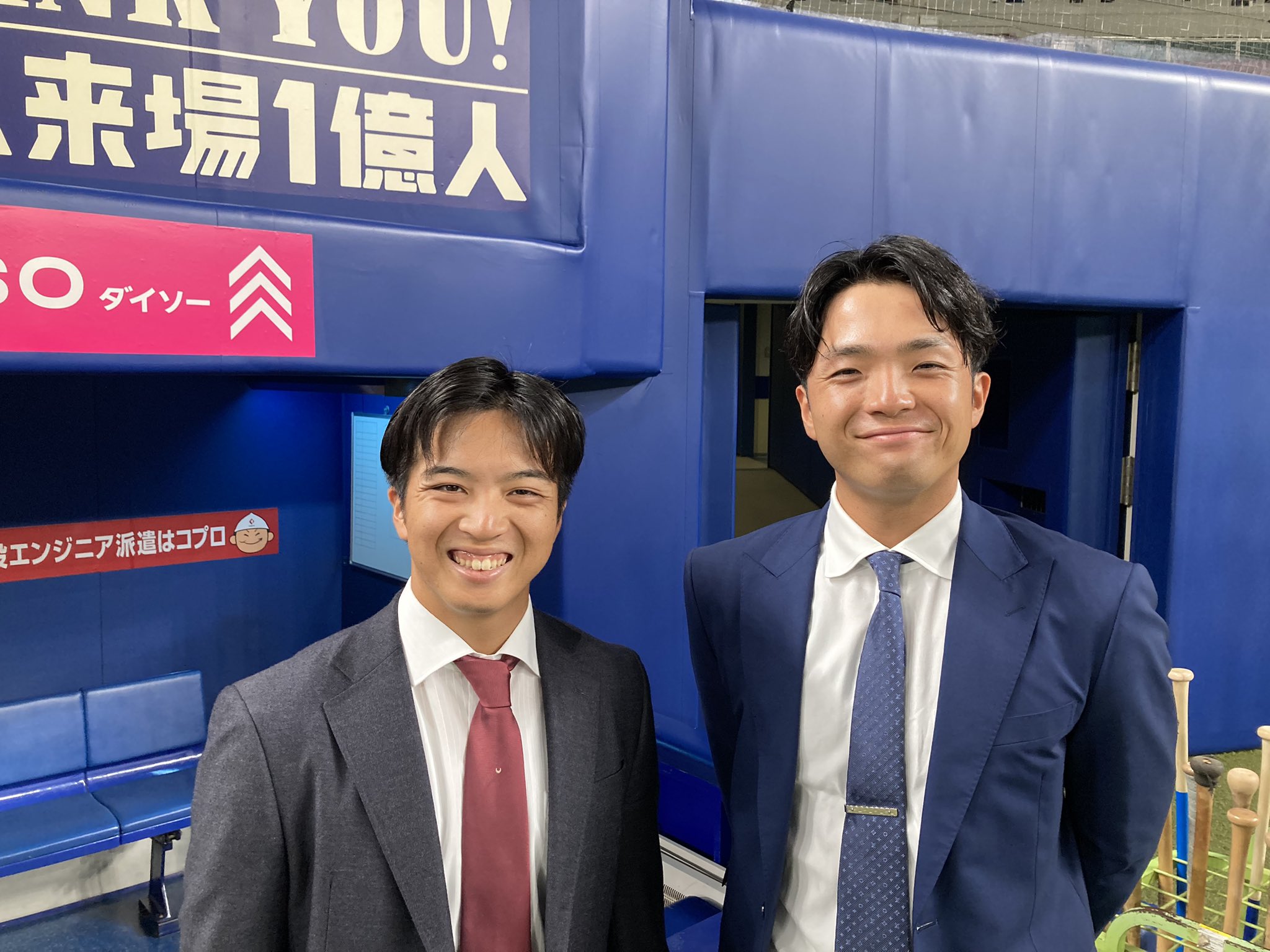 山本拓實（左）與郡司裕也（右）今日到球場向中日隊友道別，準備到火腿報到。（翻攝自中日龍推特）