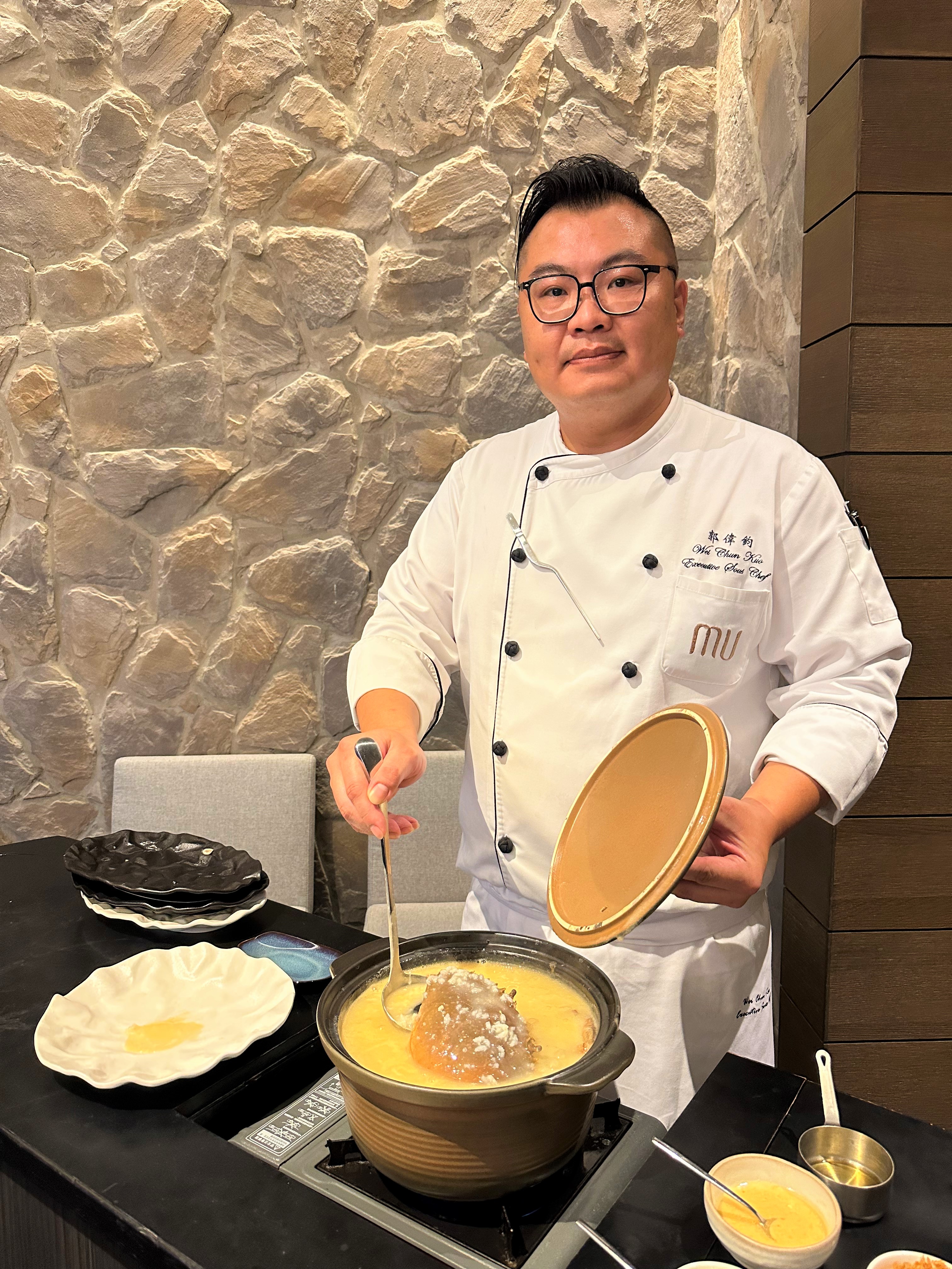 主廚郭偉鈞擅長用中式、日式料理手法烹煮海鮮食材。