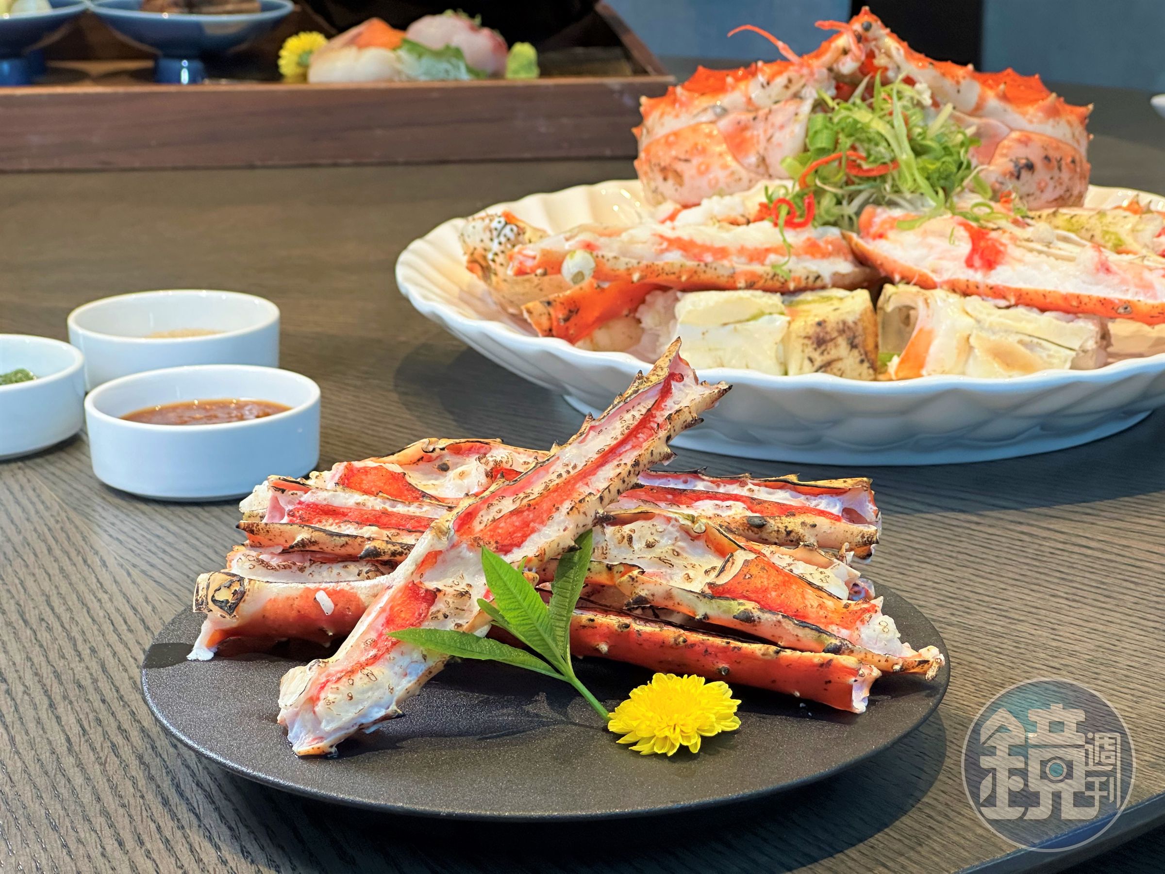 「北海道帝王蟹兩吃」可以吃到清蒸的蟹身、用火烤的蟹腳,肉質Q彈甜美。(時價,約1,200元/100公克)