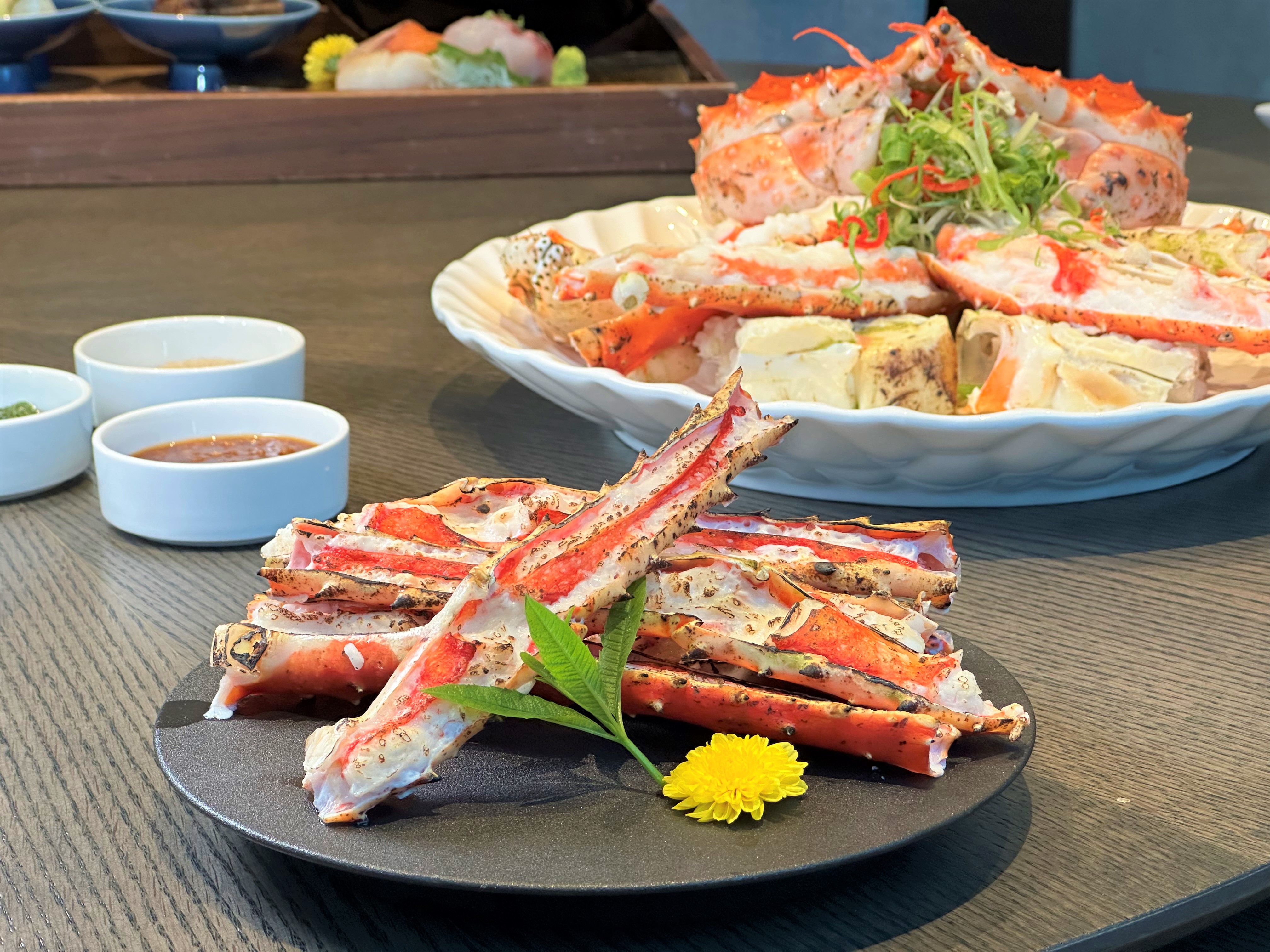 「北海道帝王蟹兩吃」可以吃到清蒸的蟹身、用火烤的蟹腳,肉質Q彈甜美。(時價,約1,200元/100公克)