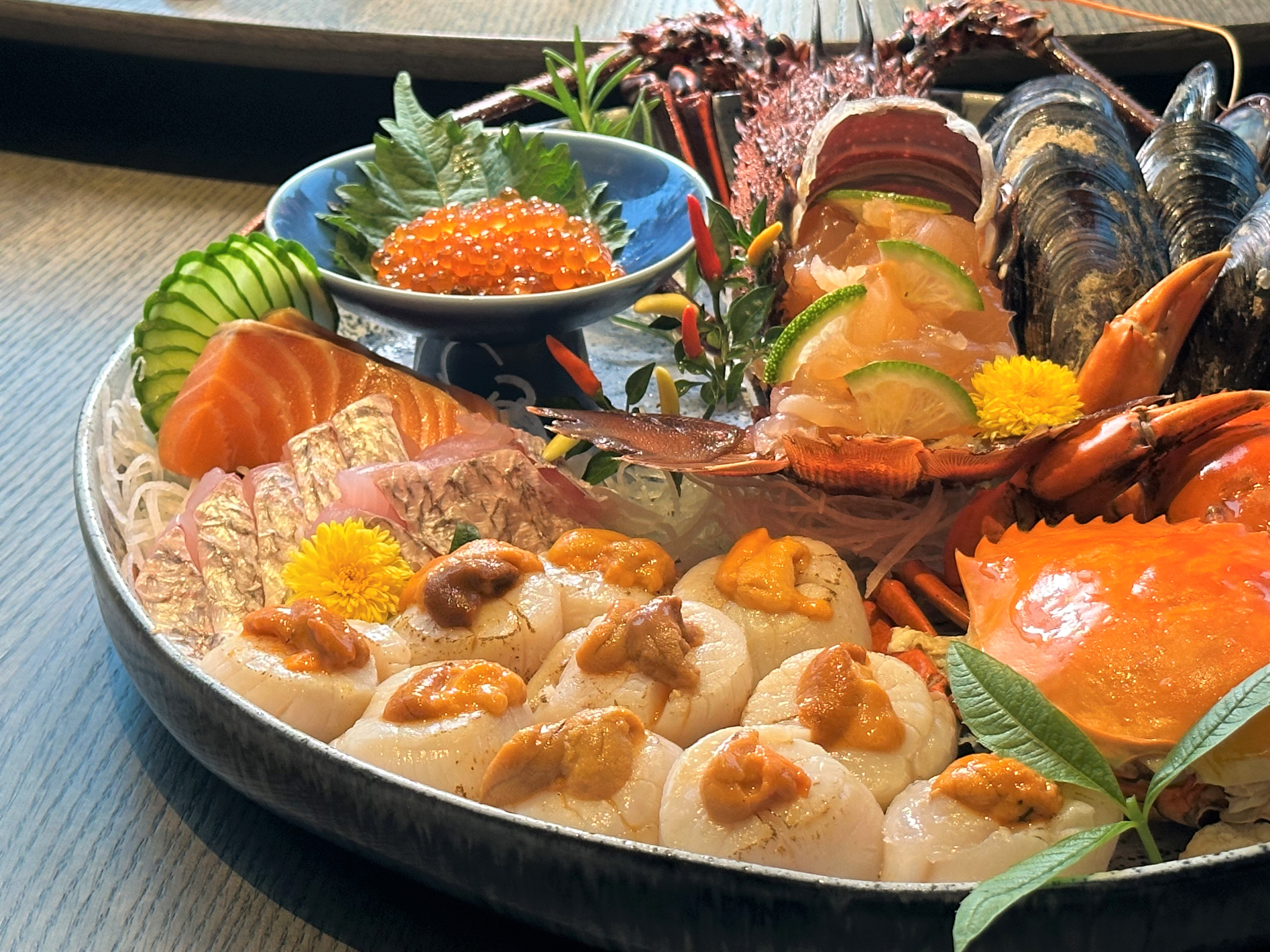 「龍蝦海鮮拼盤」有龍蝦刺身、生食干貝、海膽、馬祖淡菜、魚子醬和時令生魚片。(8,888元/份)