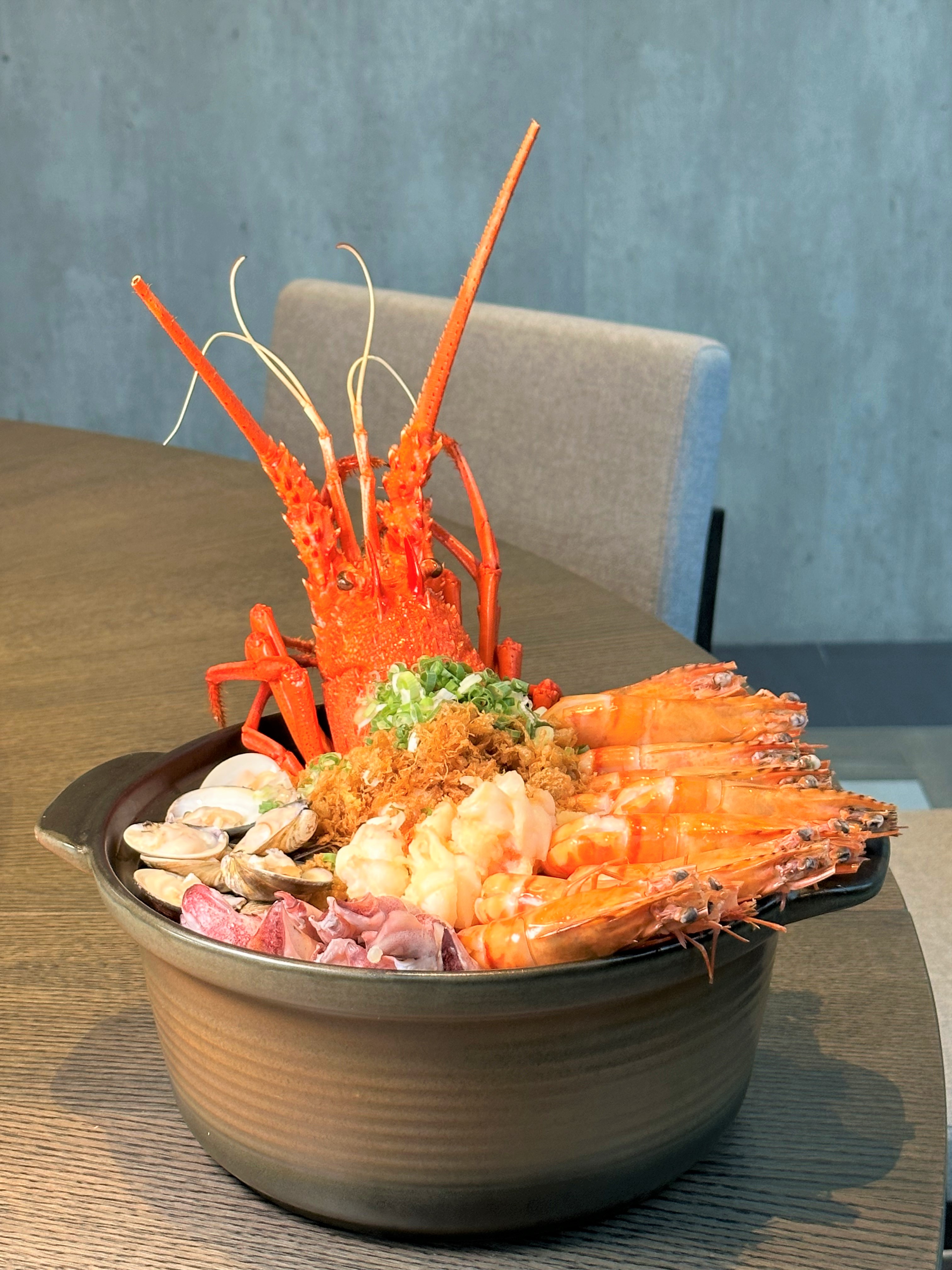 「龍蝦海鮮米粉湯」湯頭醇鮮,讓人忍不住續碗,龍蝦肉大塊彈脆,米粉吸滿海鮮、蔬菜食材的甜味。(6,888元/份)