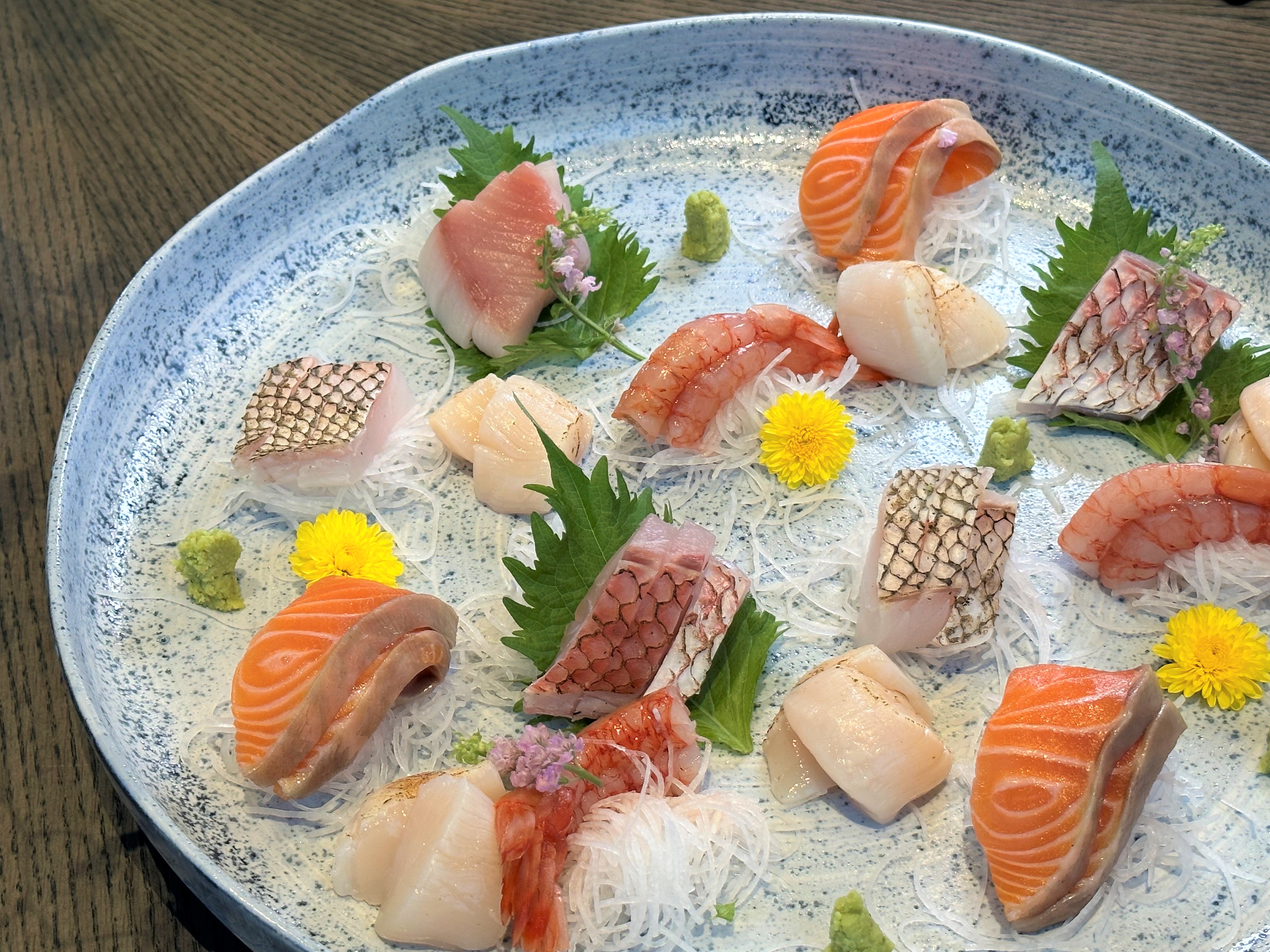 「極上刺身」除了鮪魚、鮭魚,還有特殊魚種長尾鳥,以及生食級的胭脂蝦和干貝。(1,888元/份)