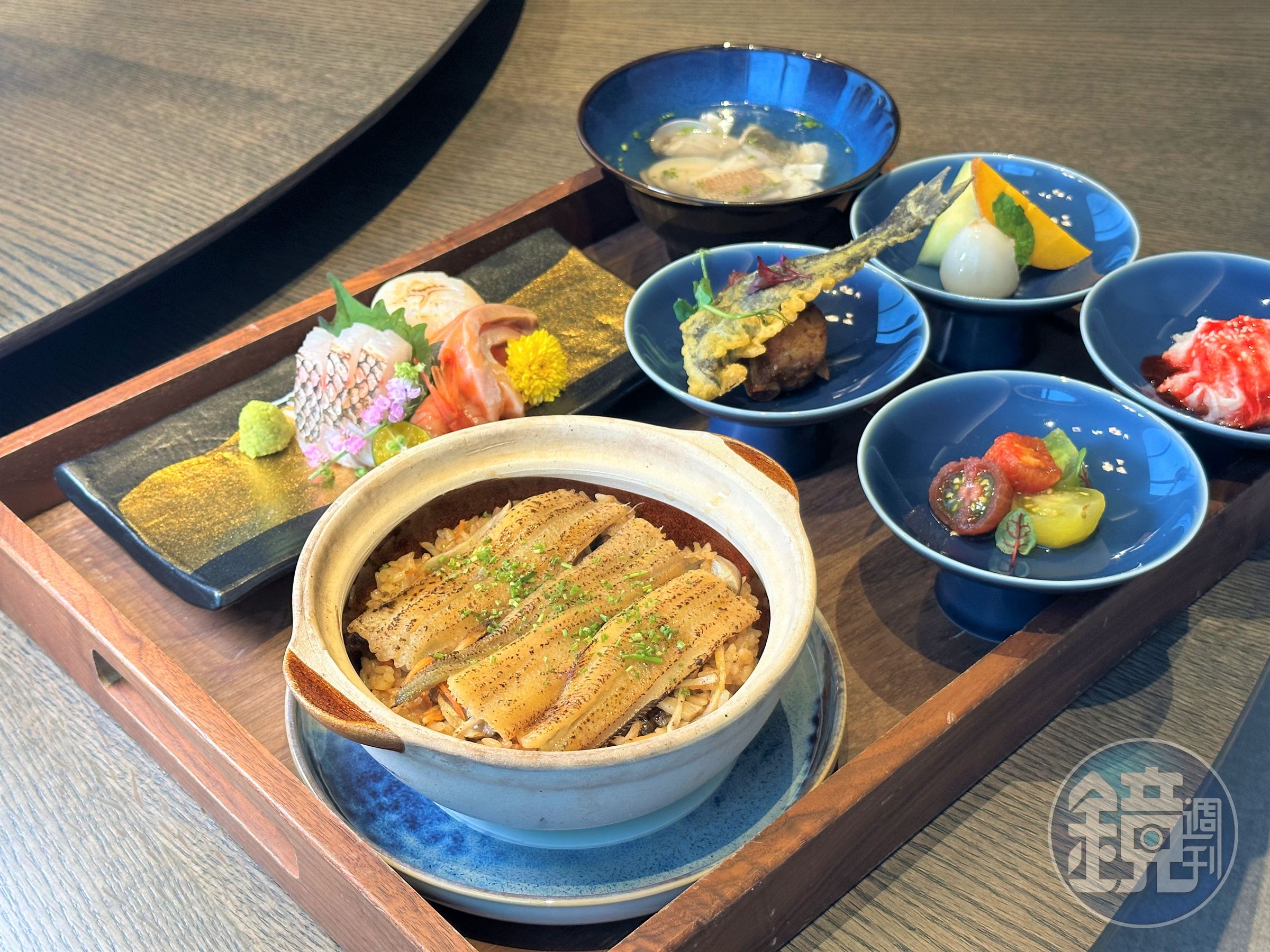 「星鰻炊飯」會附綜合生魚片、現煮魚湯、炸魚、水果和甜點,分量很足。(980元/份)