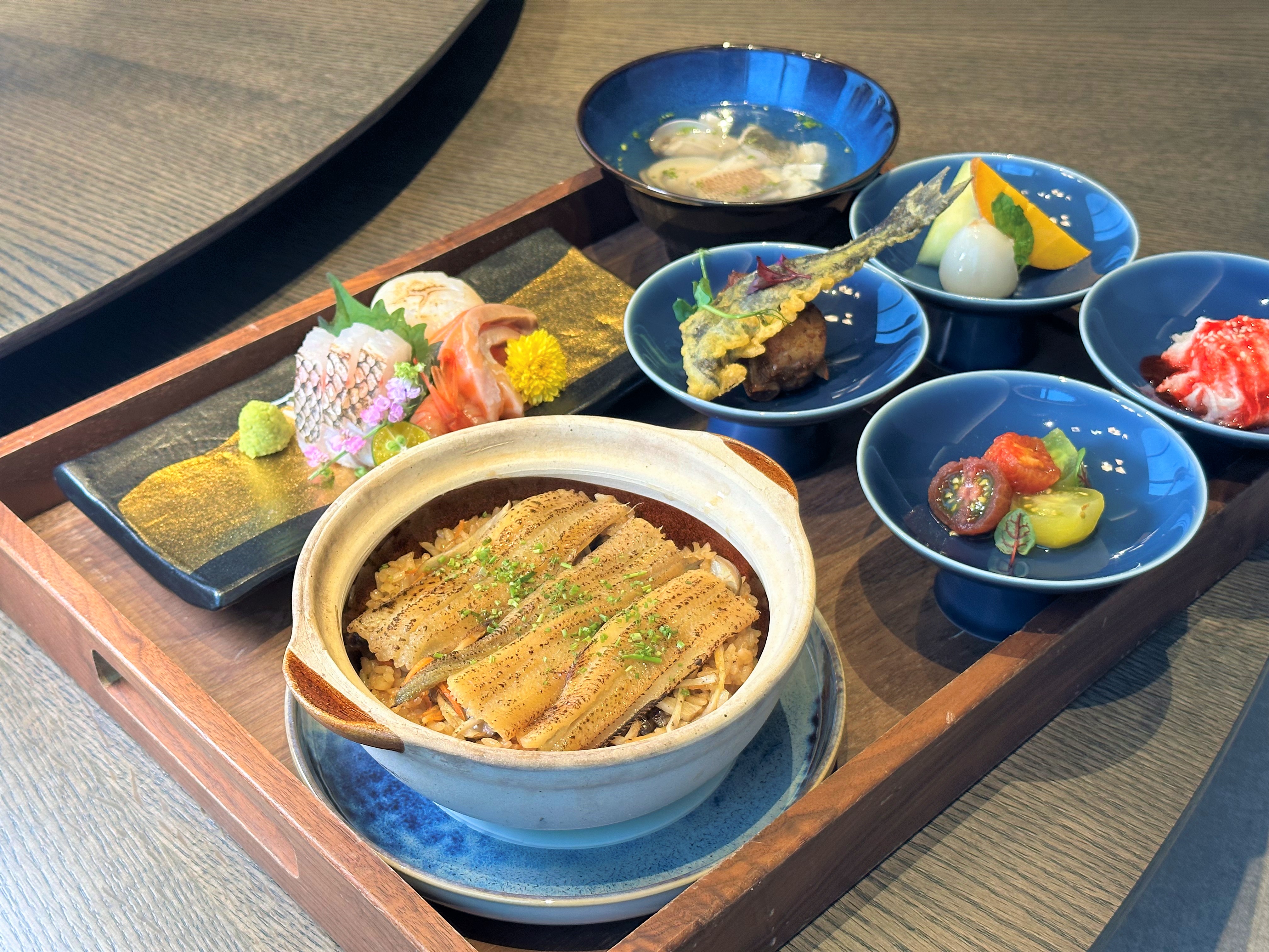 「星鰻炊飯」會附綜合生魚片、現煮魚湯、炸魚、水果和甜點,分量很足。(980元/份)