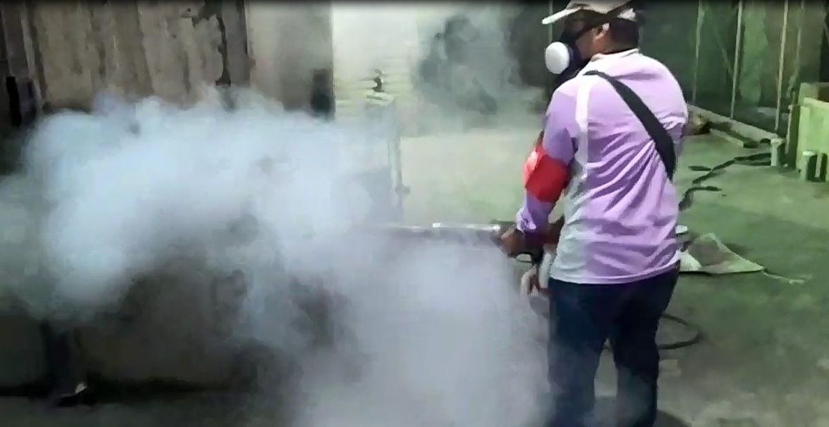 台南市上週新增16例登革熱本土病例，防疫人員於確診個案住家鄰近工地執行化學防治。（台南衛生局提供）