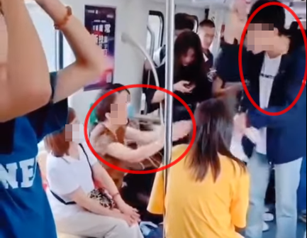 河南一名大媽搭地鐵被小情侶親熱模樣噁心到吐。（翻攝自微博）