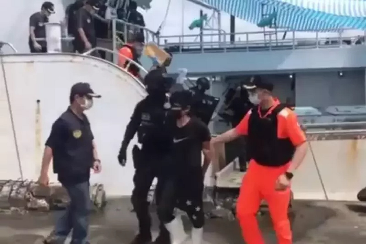 高雄籍「豐國616號」發生漁工凶殺案，船隻回台後越南籍船員被逮下船。（翻攝畫面）