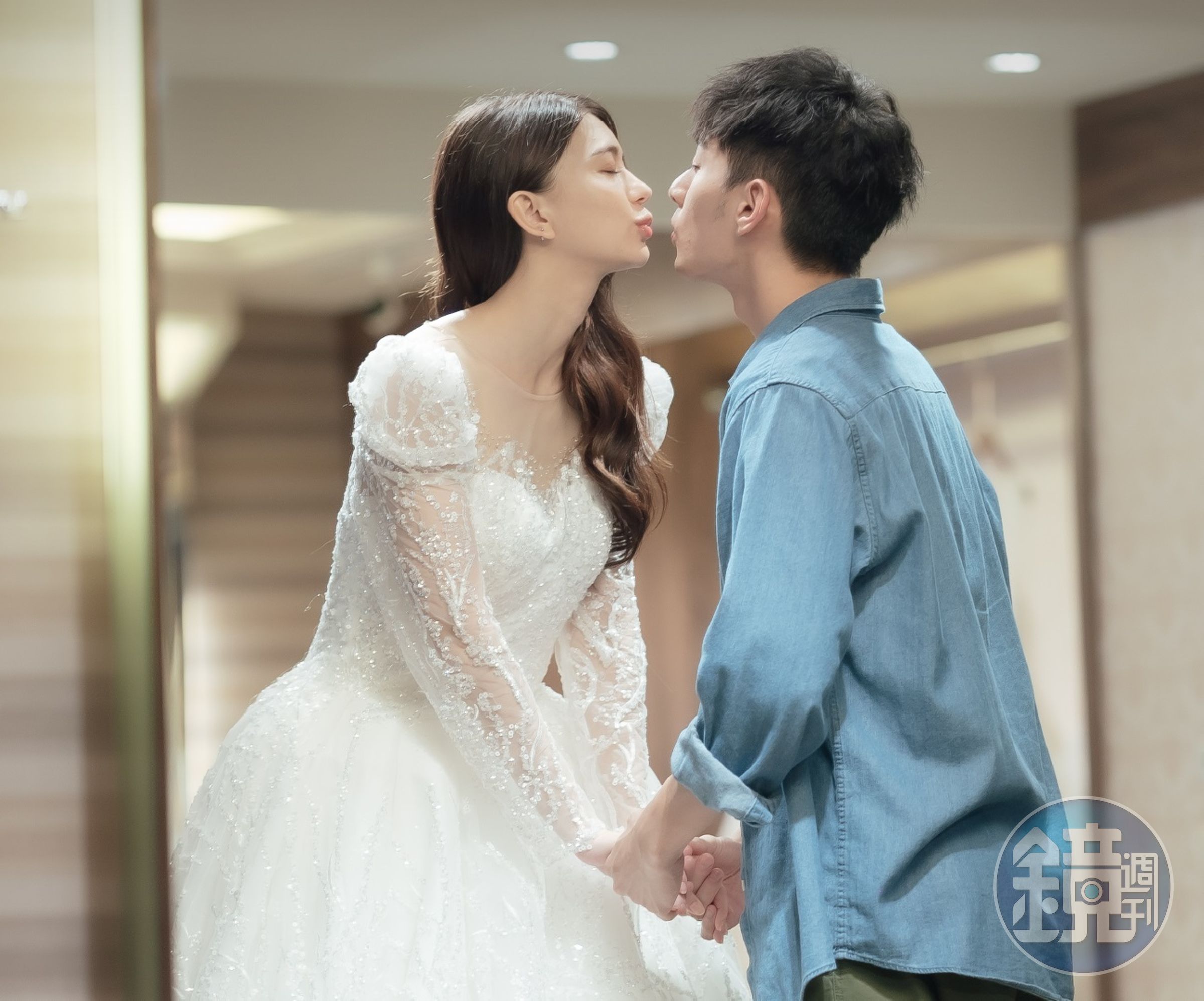 披上婚紗的鄭芯恩(左),準備與鍾岳軒(右)步入禮堂。(LINE TV提供)