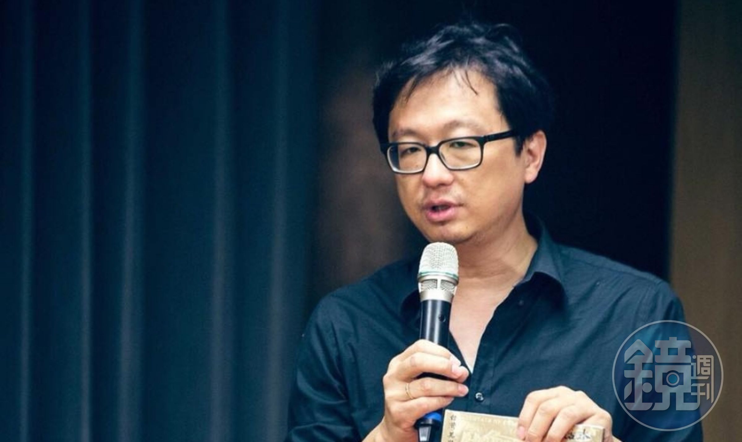 作家張鐵志近日在臉書自爆20幾歲時,在KTV唱歌時「喝到斷片」手觸碰到學妹的身體,引發關注。(翻攝自張鐵志臉書)