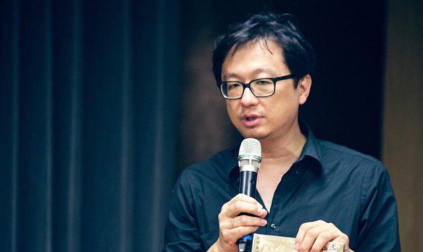 作家張鐵志近日在臉書自爆20幾歲時，在KTV唱歌時「喝到斷片」手觸碰到學妹的身體，引發關注。（翻攝自張鐵志臉書）