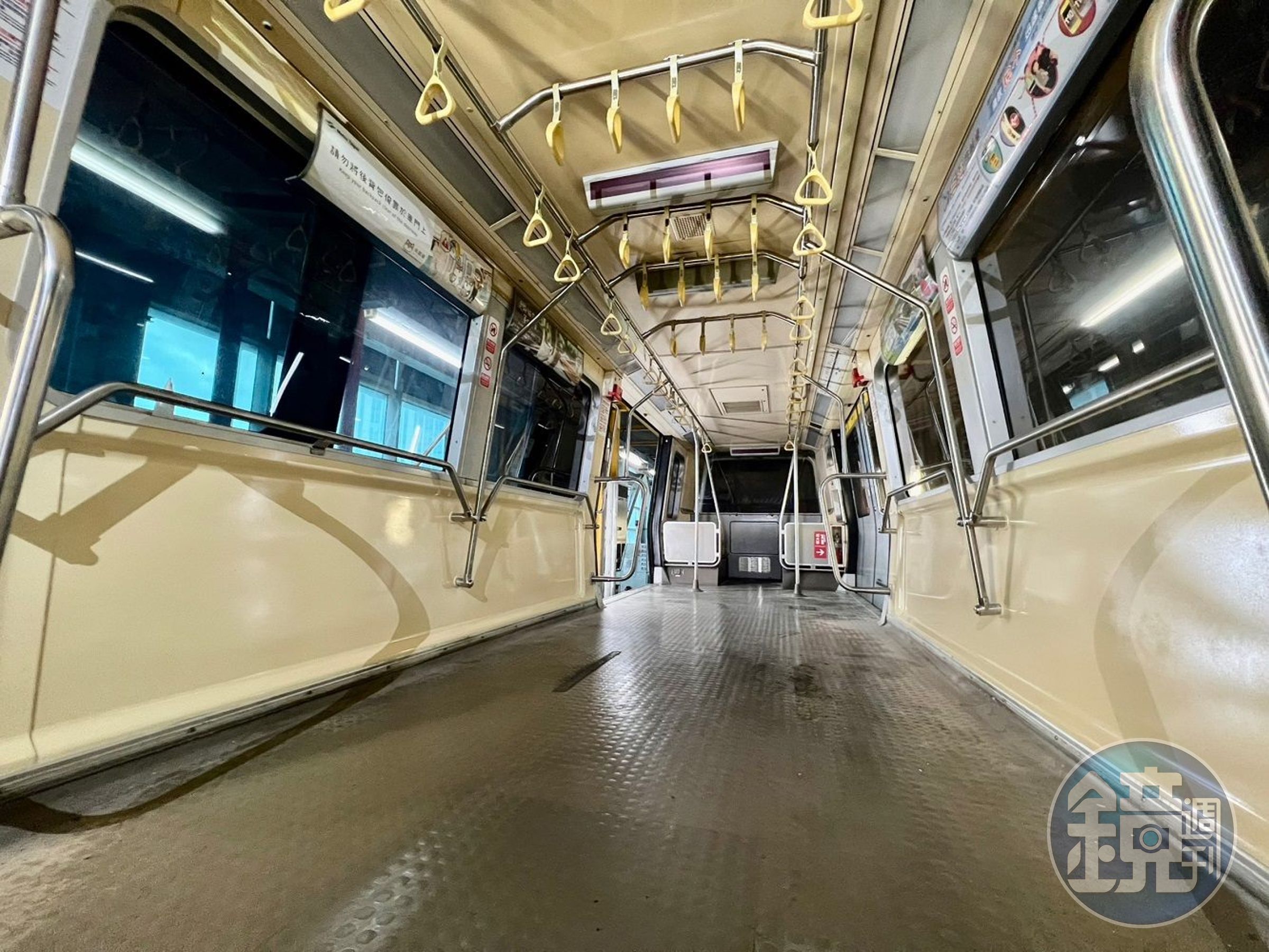 北捷試辦文湖線馬特拉車型改造，將第2、3節車廂中央座椅及行李架拆除。（北捷提供）