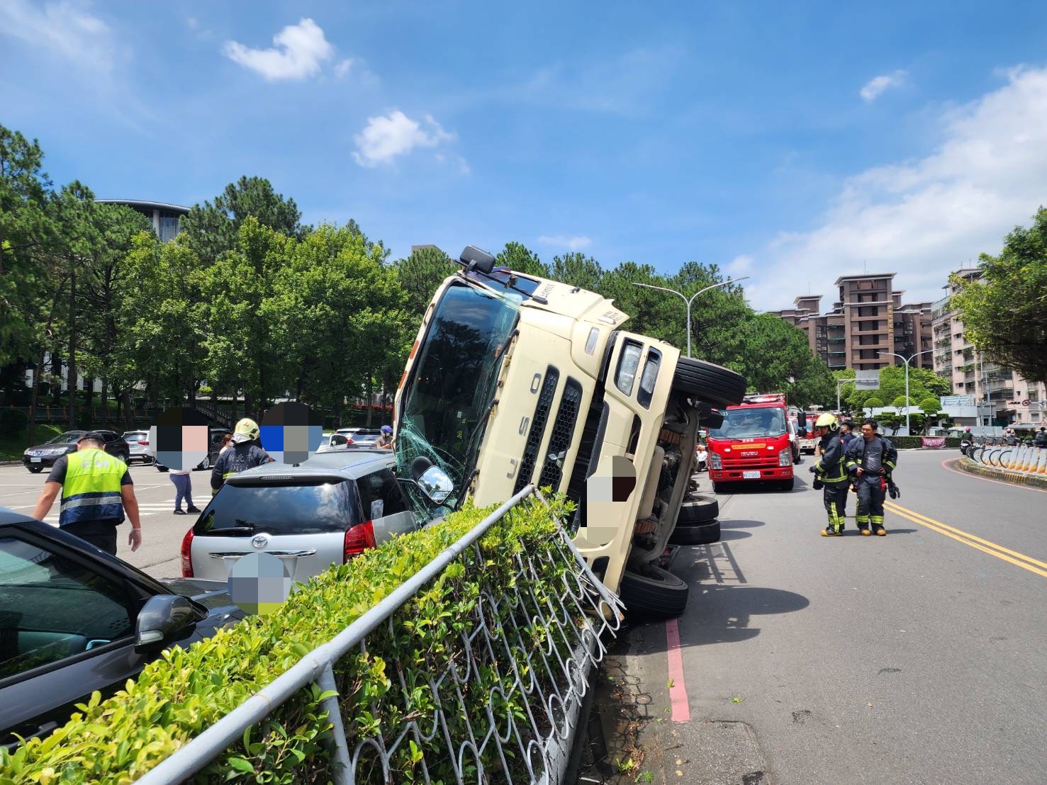 盧男駕駛水泥車經工專路往南泰路方向，過彎時不慎失控導致車體向外側翻。（翻攝畫面）
