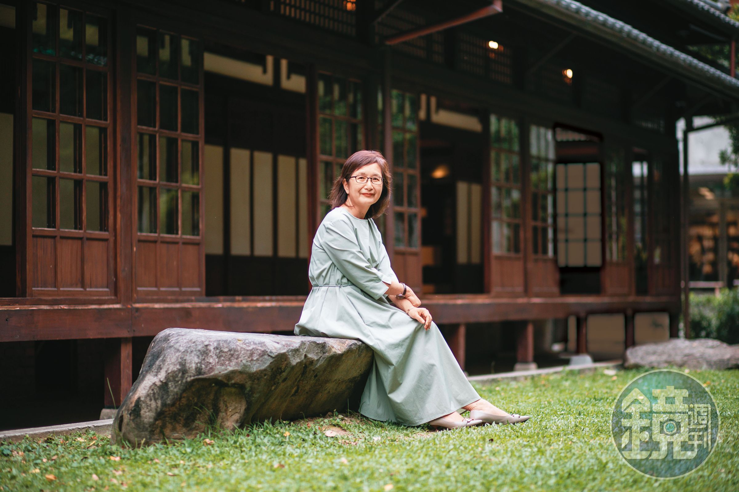 李靜宜給人的印象是內斂優雅,常人難以想像她翻譯起來太入戲,偶爾靈魂出竅。圖為她近日在紀州庵文學森林附近接受採訪。