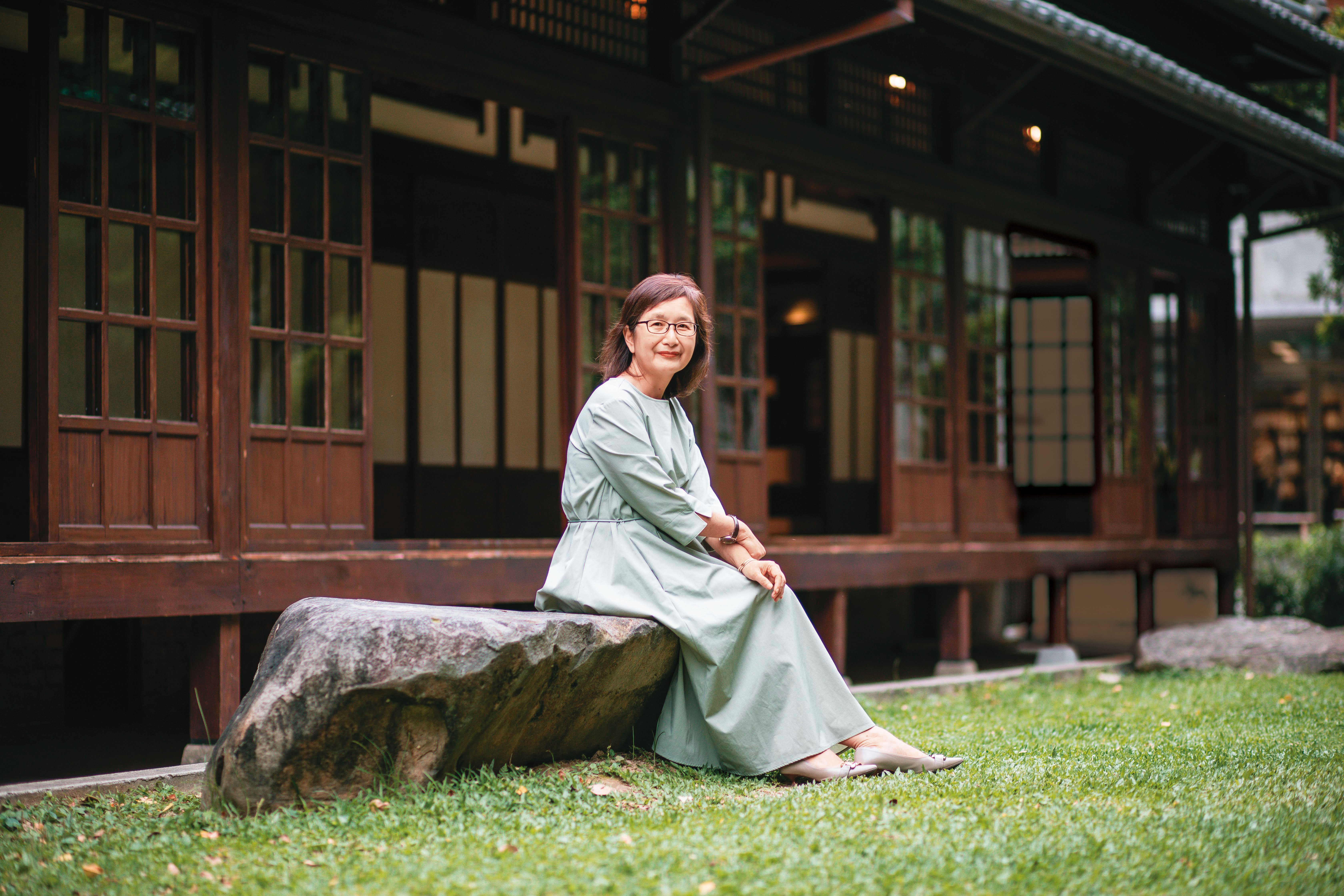 李靜宜給人的印象是內斂優雅，常人難以想像她翻譯起來太入戲，偶爾靈魂出竅。圖為她近日在紀州庵文學森林附近接受採訪。