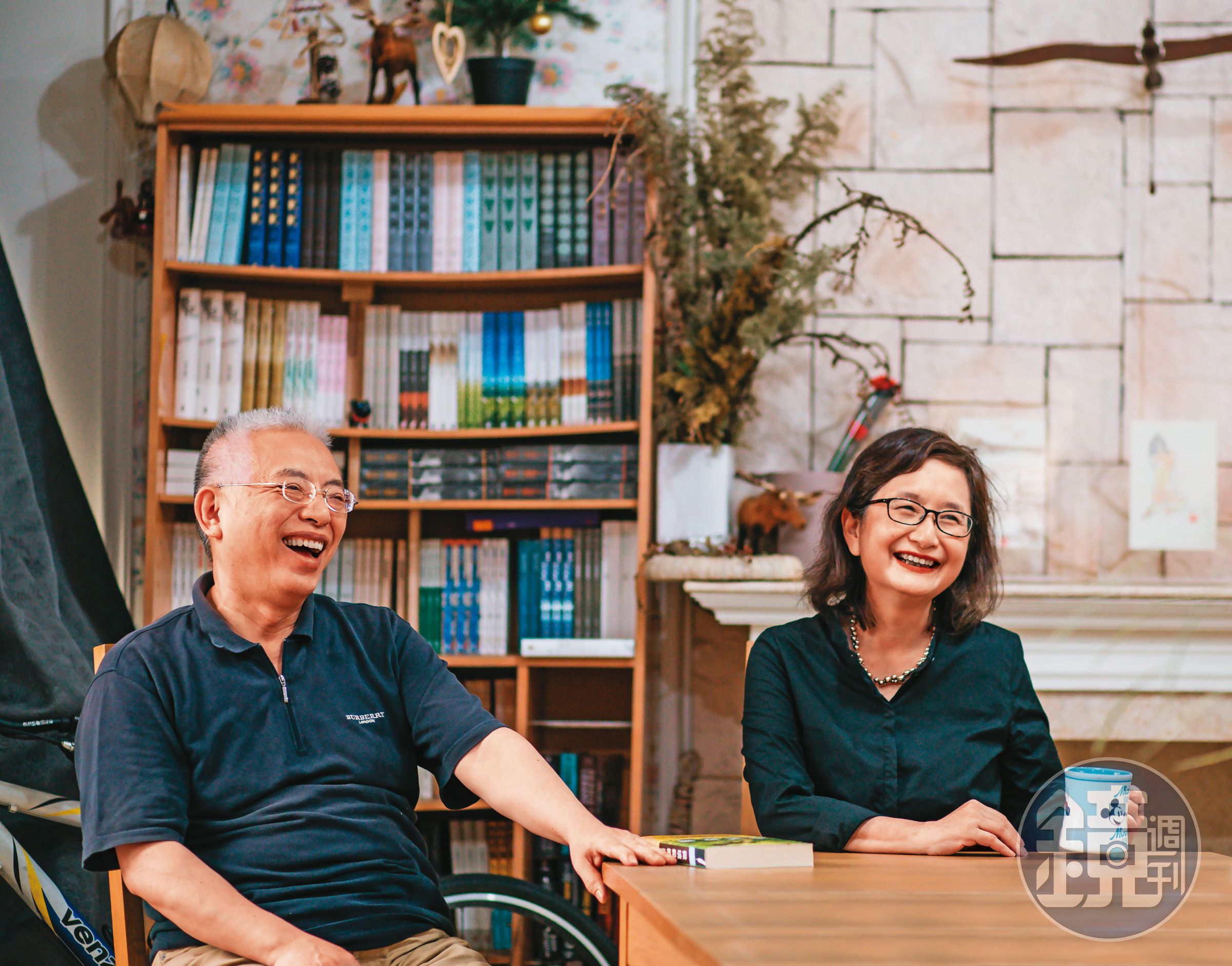 李靜宜(右)工作室和家中放滿她的藏書和翻譯作品,大多由她先生連正世(左)負責整理,但連正世自稱:「我只是打雜的。」