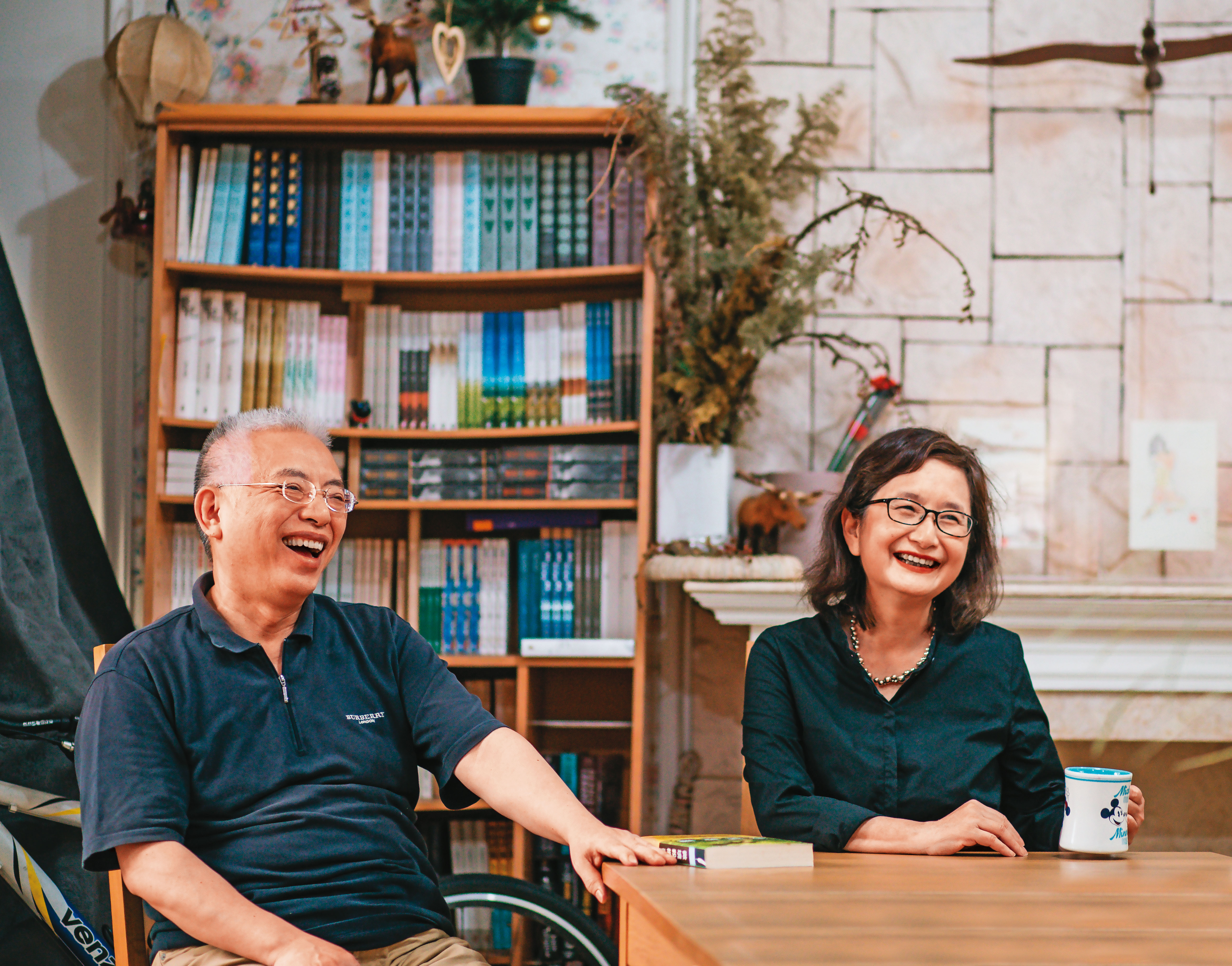 李靜宜（右）工作室和家中放滿她的藏書和翻譯作品，大多由她先生連正世（左）負責整理，但連正世自稱：「我只是打雜的。」