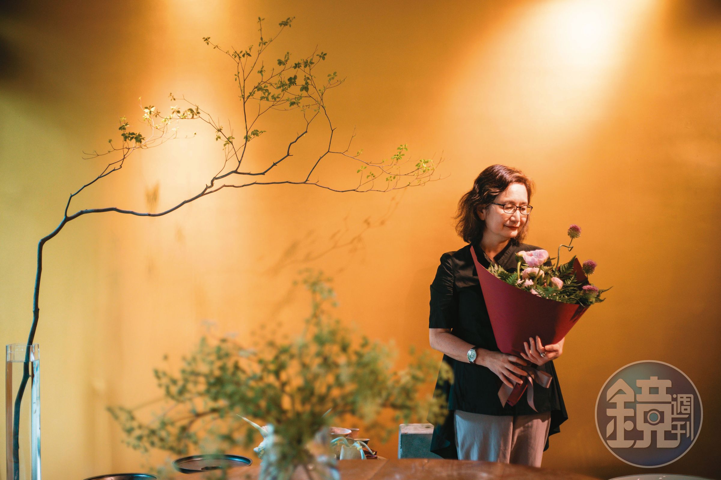 李靜宜習畫、插花多年,定期前往教室練習。我們立夏過後來到她的花藝教室,這天她手邊有曇花、玫瑰,速速就固定、包裝好花材。