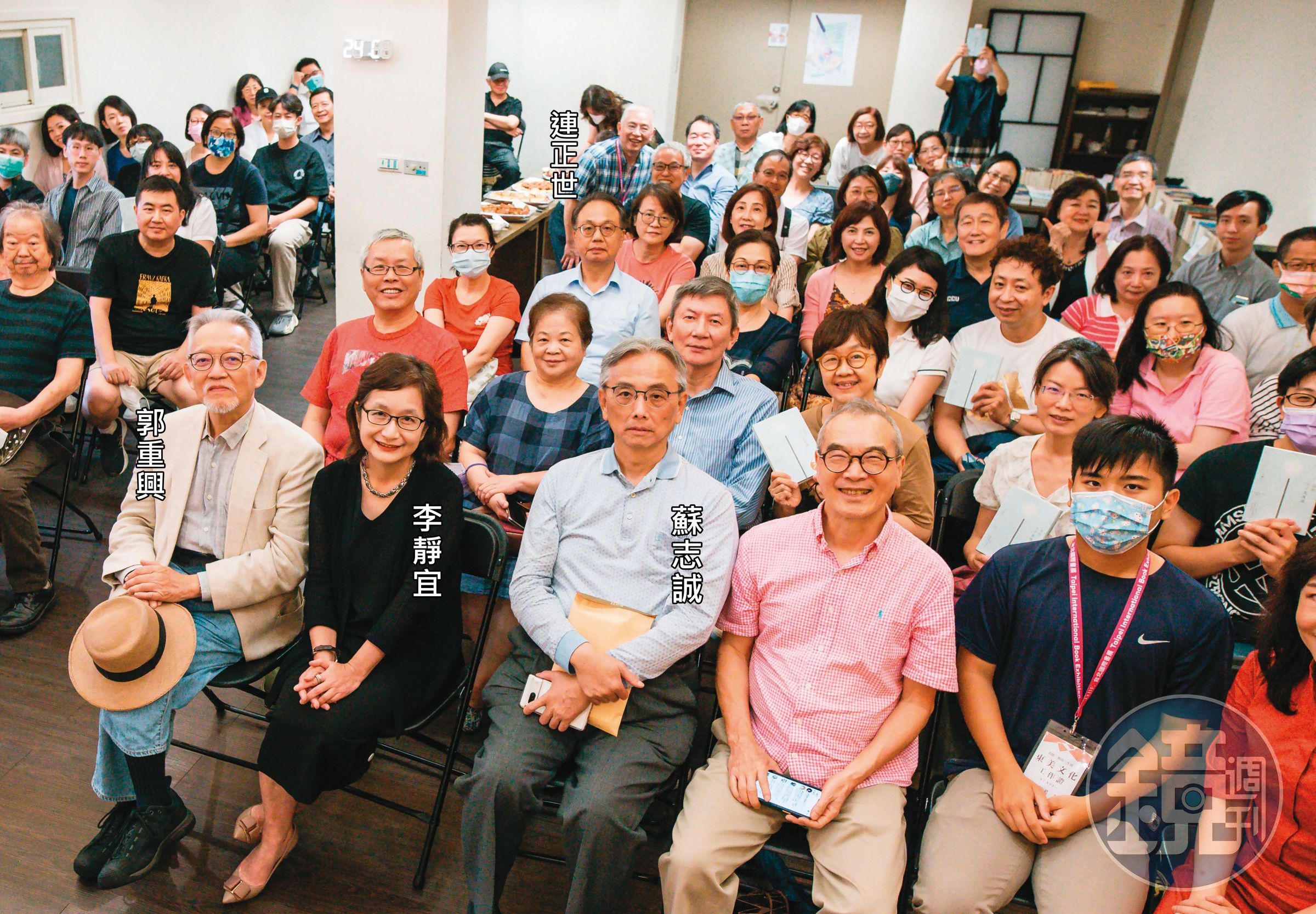 6月11日,李靜宜以「同樂會」形式舉辦新書發表會,她右側持帽者是讀書共和國集團社長郭重興,左側是前總統府祕書室主任蘇志誠、遠流出版董事長王榮文。後門前著綠格衫者,是她先生連正世。