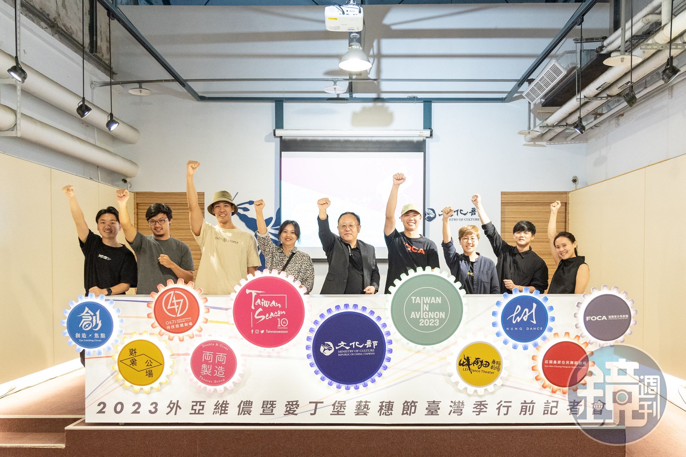 文化部長史哲(中)為即將到外亞維儂藝術節及愛丁堡藝穗節大展身手的台灣藝術團隊加油打氣。(文化部提供)