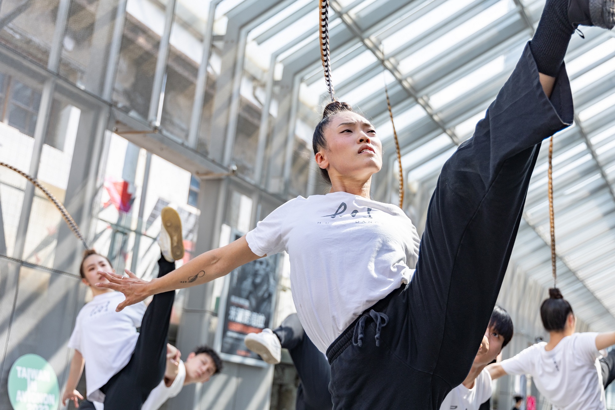 翃舞製作的作品《羽人》，在華山文創園區快閃演出。（文化部提供）