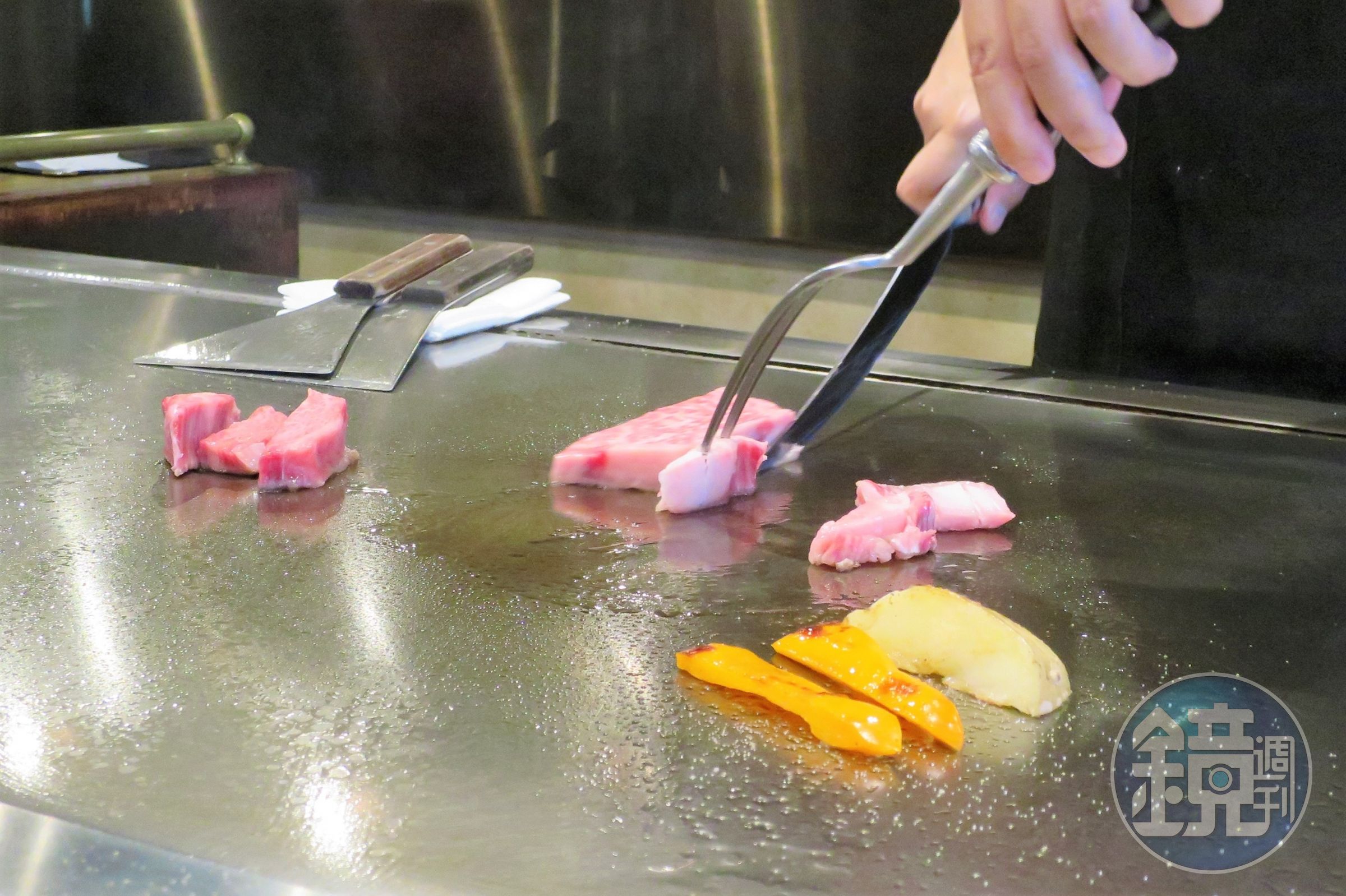 鐵板燒店員解釋，因為豆芽菜和高麗菜價格穩定且容易保存，因此變成常見的配菜。（示意圖，photoAC）