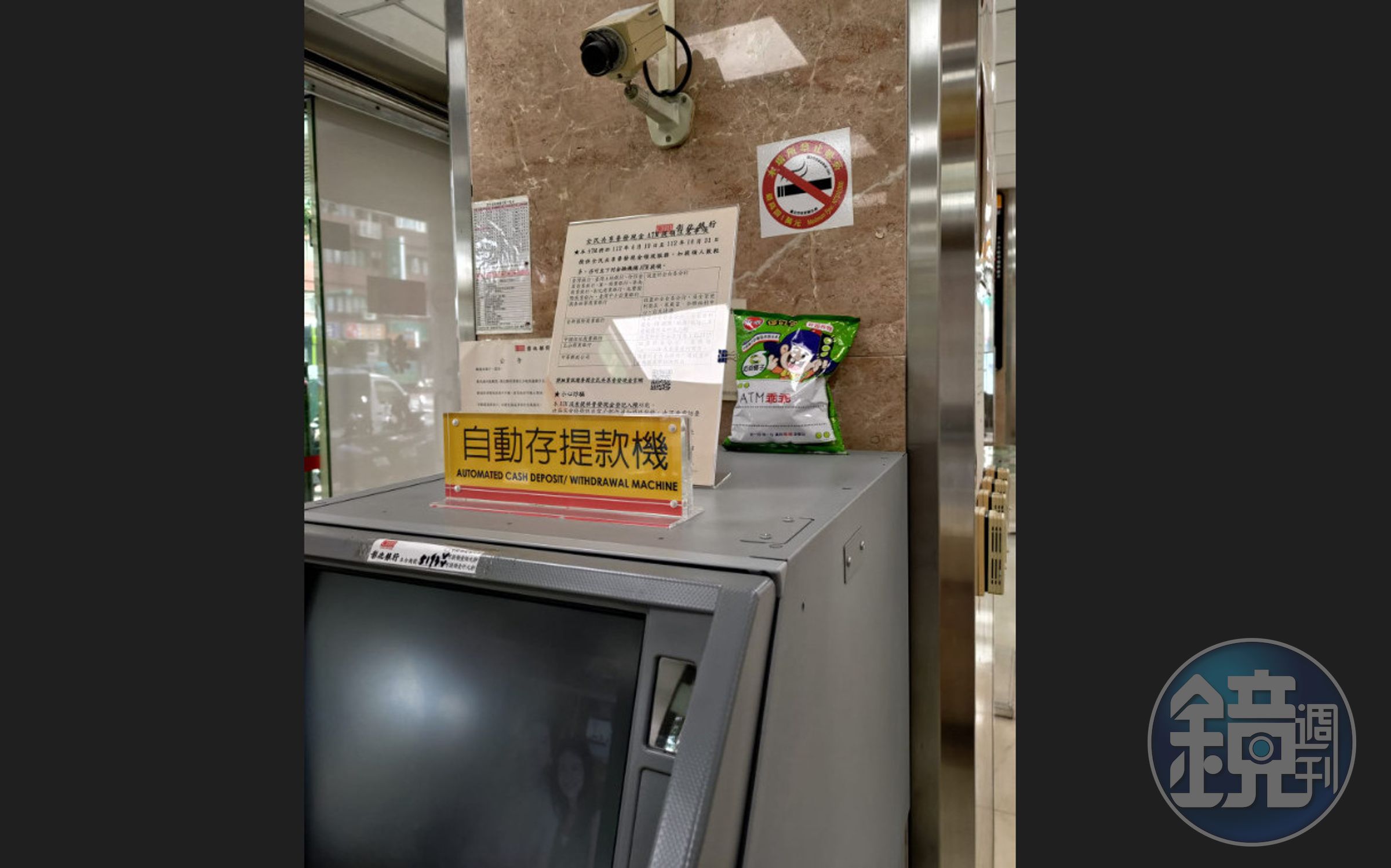 網友在機台上擺放綠色乖乖,深信可以保佑機台運作順利。(翻攝臉書)