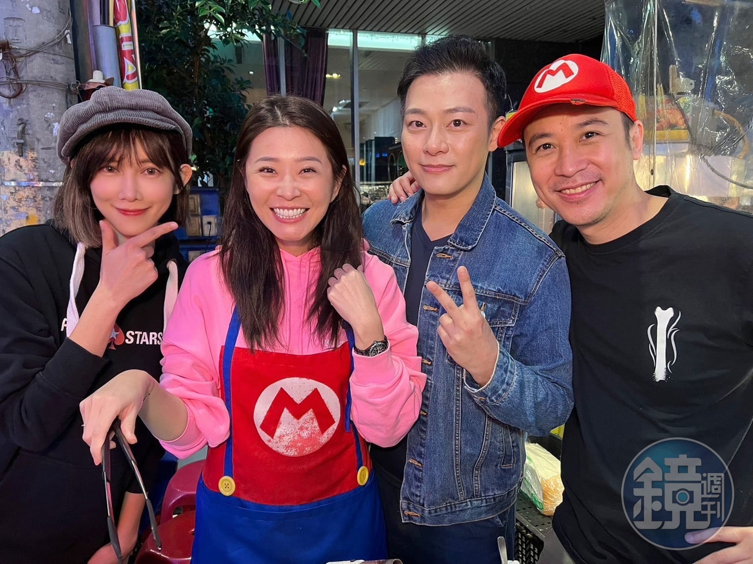 吳懷中（右）和小龜（左)在樂華夜市擺攤，李燕和林則希都曾去捧場。（翻攝自臉書）