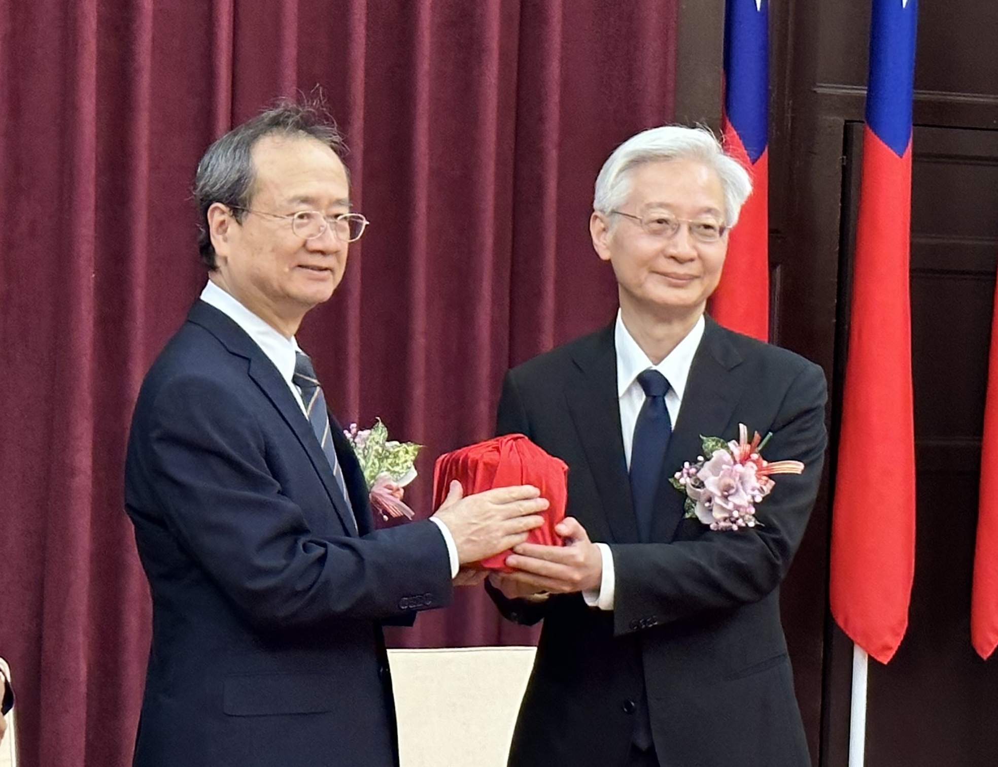 懲戒法院前院長李伯道性騷案，懲戒法院院長林輝煌（右）第一時間說謊說沒此事，後由被害人發聲明解救長官，形同二度傷害。