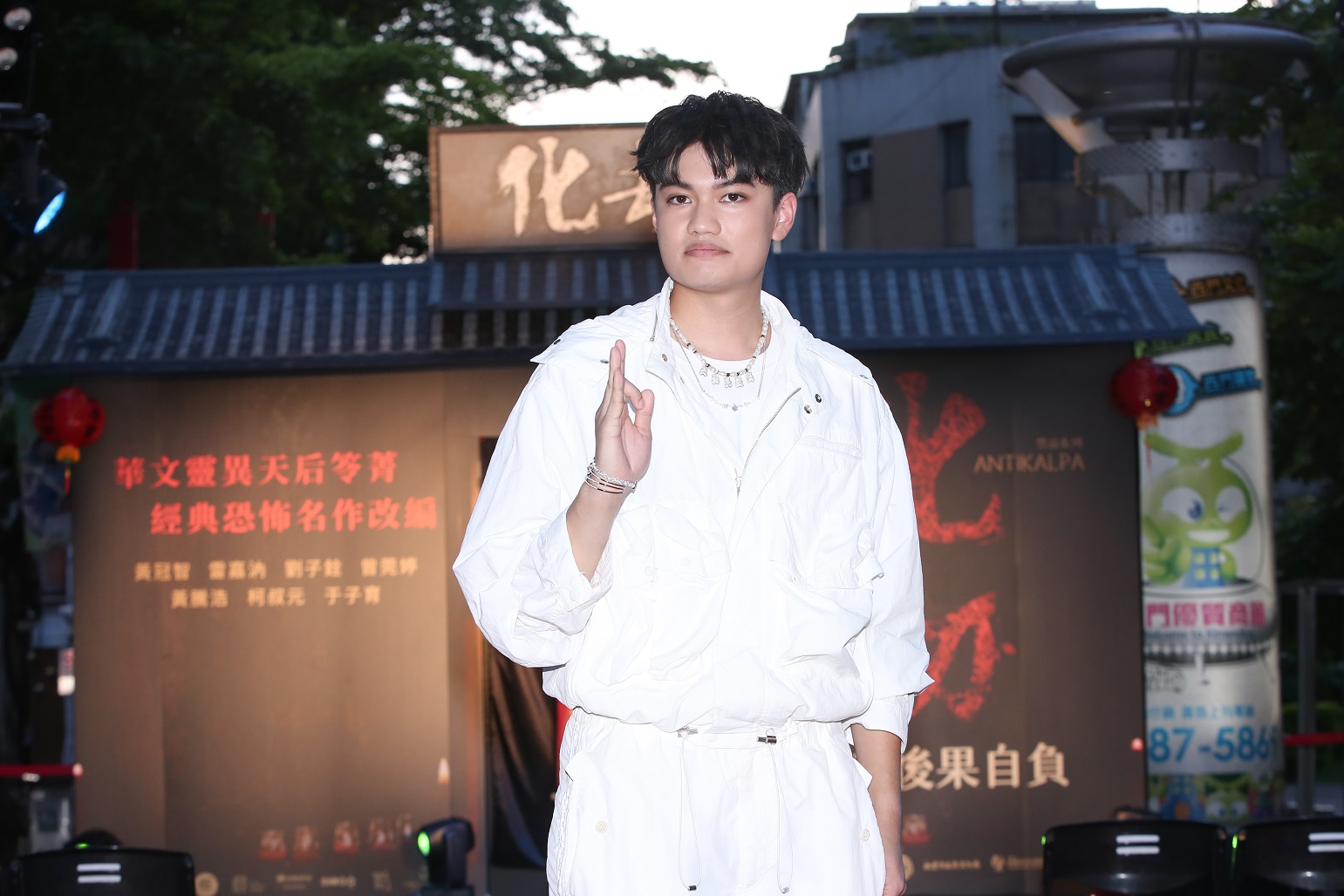 劉子銓因為平安符沒有隨身帶著，拍攝法會戲時一進場地就莫名滑倒瘀青。