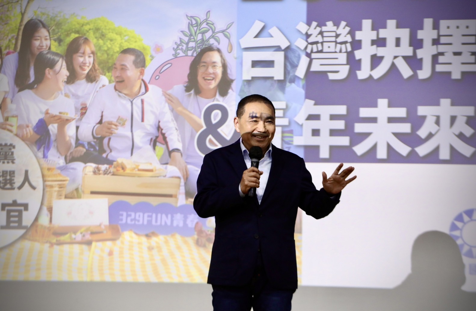 侯友宜昨日赴台大與學生對談時，自稱第一個到大陸的公安，引發台灣制憲基金會批評。