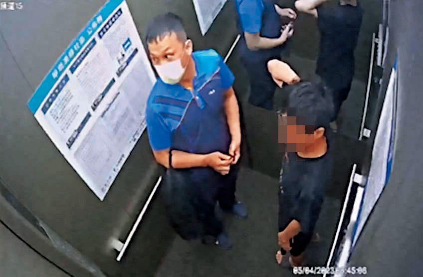 賴姓高中生（右）墜樓前身影曝光，當時他身穿黑色T恤，一旁藍衣男子（左）是剛跟他完成同婚登記的代書兒子夏男，2人搭電梯上樓幾乎沒有交談。（家屬提供）