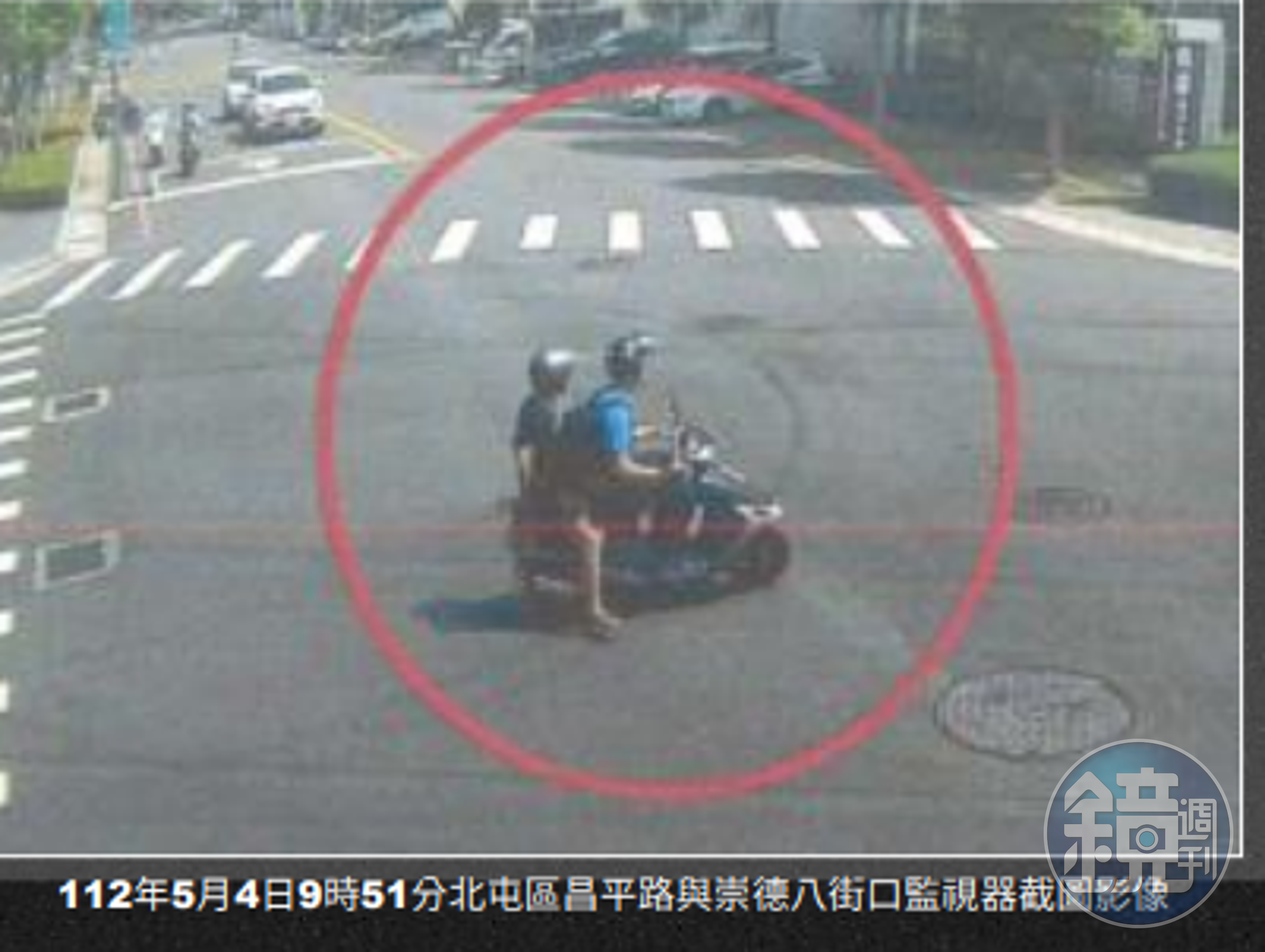 檢方公布監視器畫面,顯示2人於辦理完結婚登記後,夏男騎乘機車搭載賴男返回案發社區。(台中地檢署提供)
