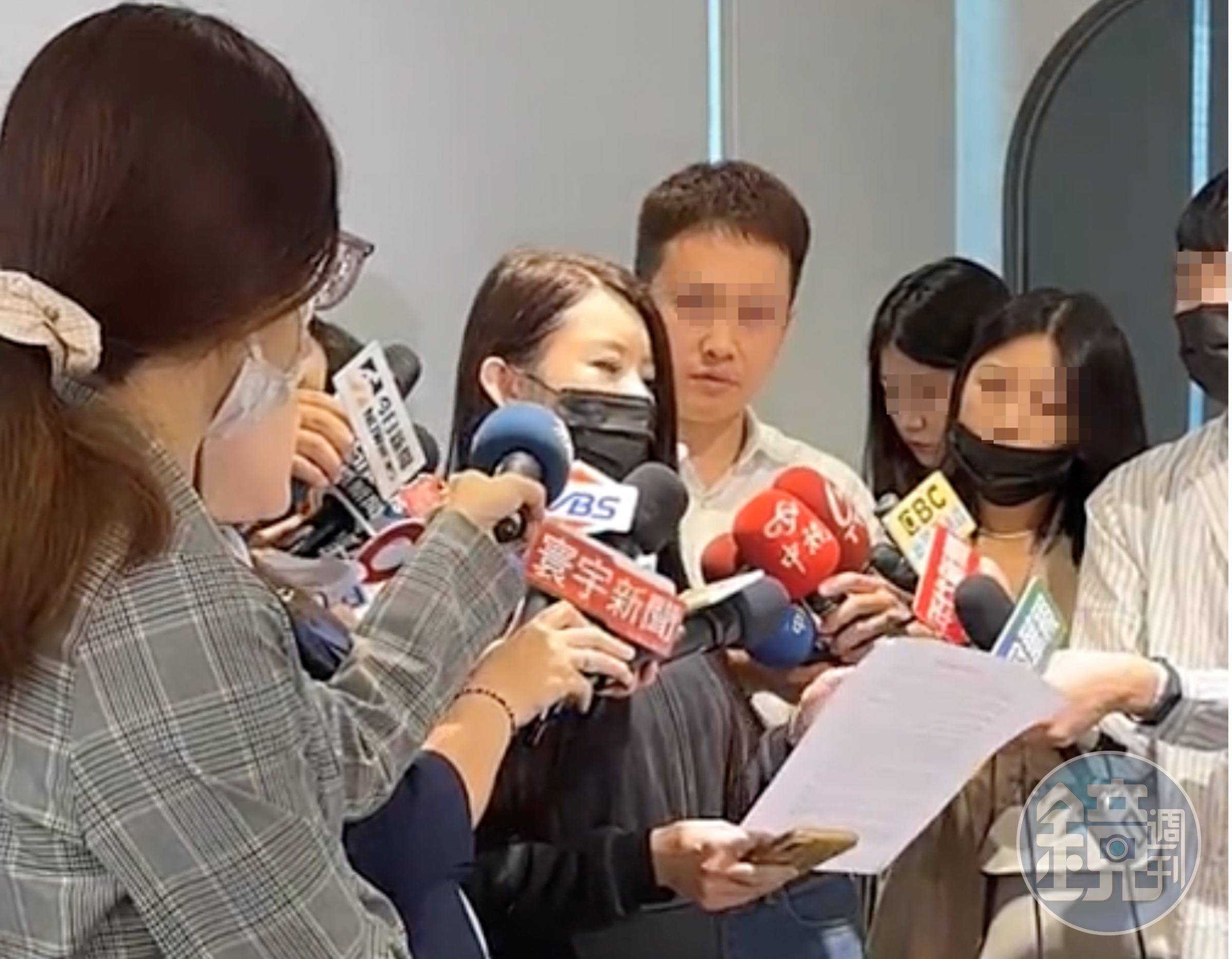 網紅小紅老師開記者會反擊NONO「沒有印象」。（翻攝自網路）