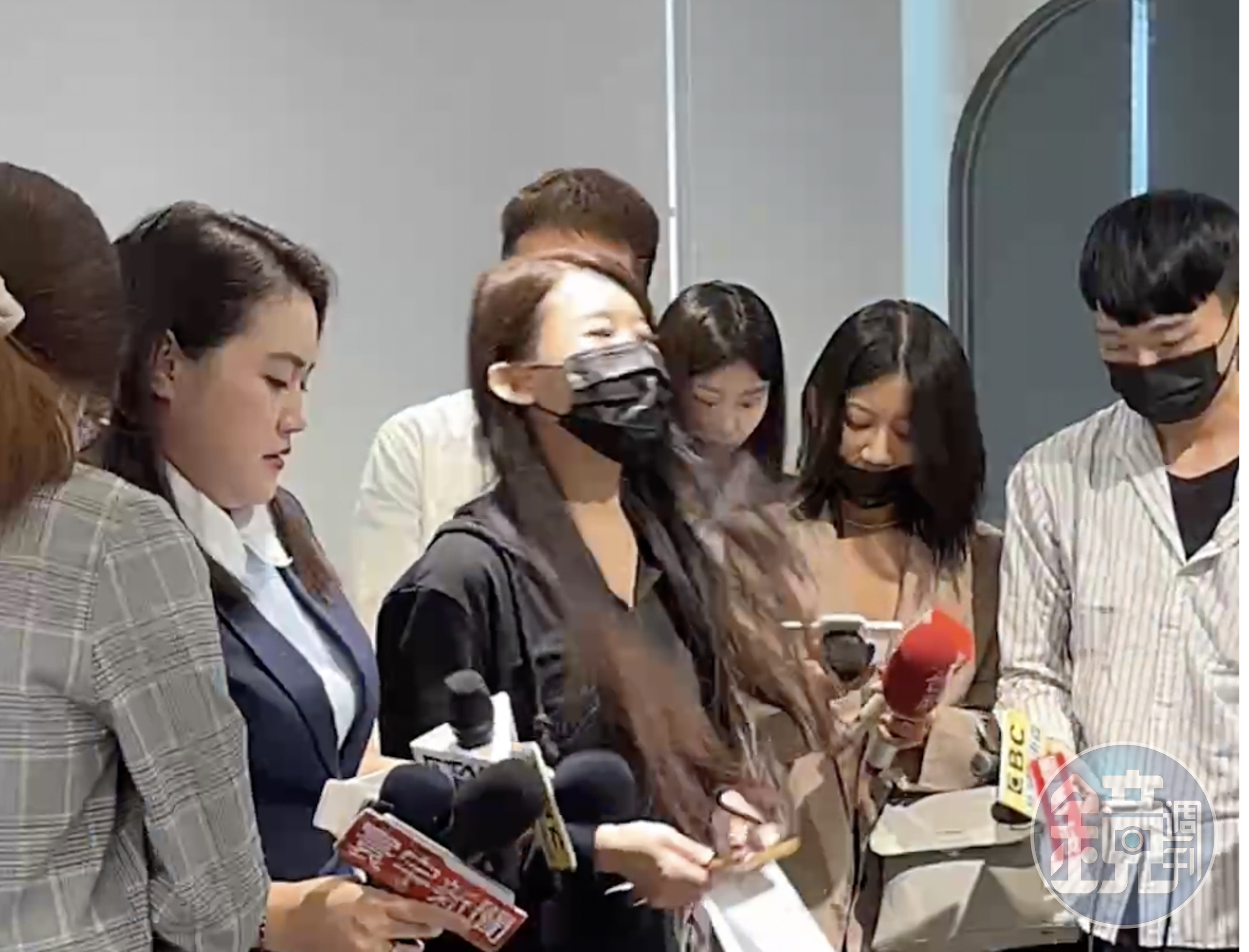 小紅老師開記者會提出5點聲明反擊NONO。(翻攝自小紅老師臉書)