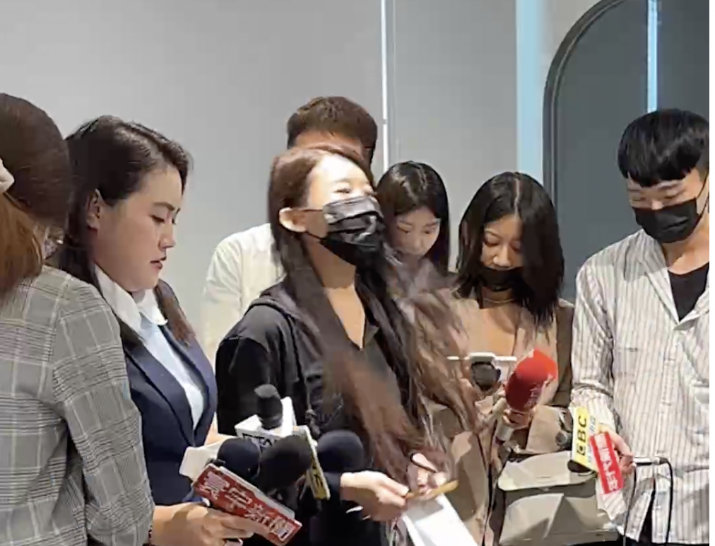 小紅老師開記者會提出5點聲明反擊NONO。（翻攝自小紅老師臉書）