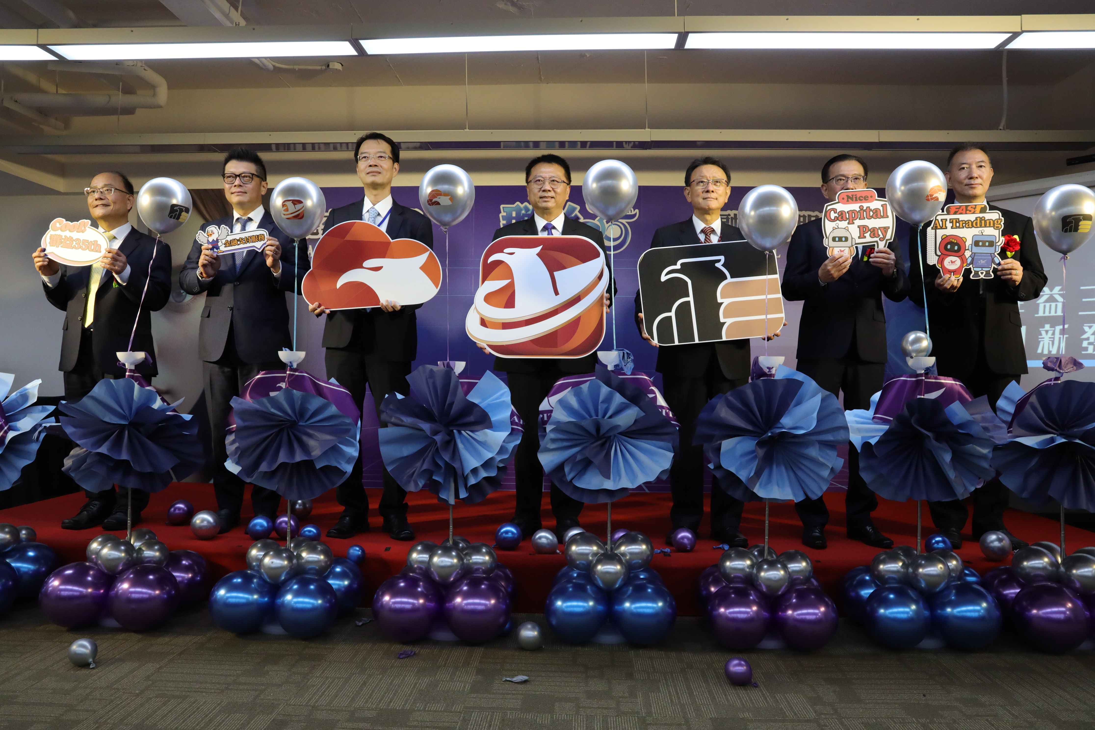 群益金融集團35週年大會師，群益證總經理李文柱 (中)、群益期董事長賈中道 (右三)、群益投信總經理陳明輝(左三)、群益期總經理毛振華 (左二)、群益保險董事長邱昭健 (右二)、群益投顧董事長蔡明彥 (右一)、群益證經紀部副總馬家驩 (左一)一同出席，宣告群益證數位大躍進。